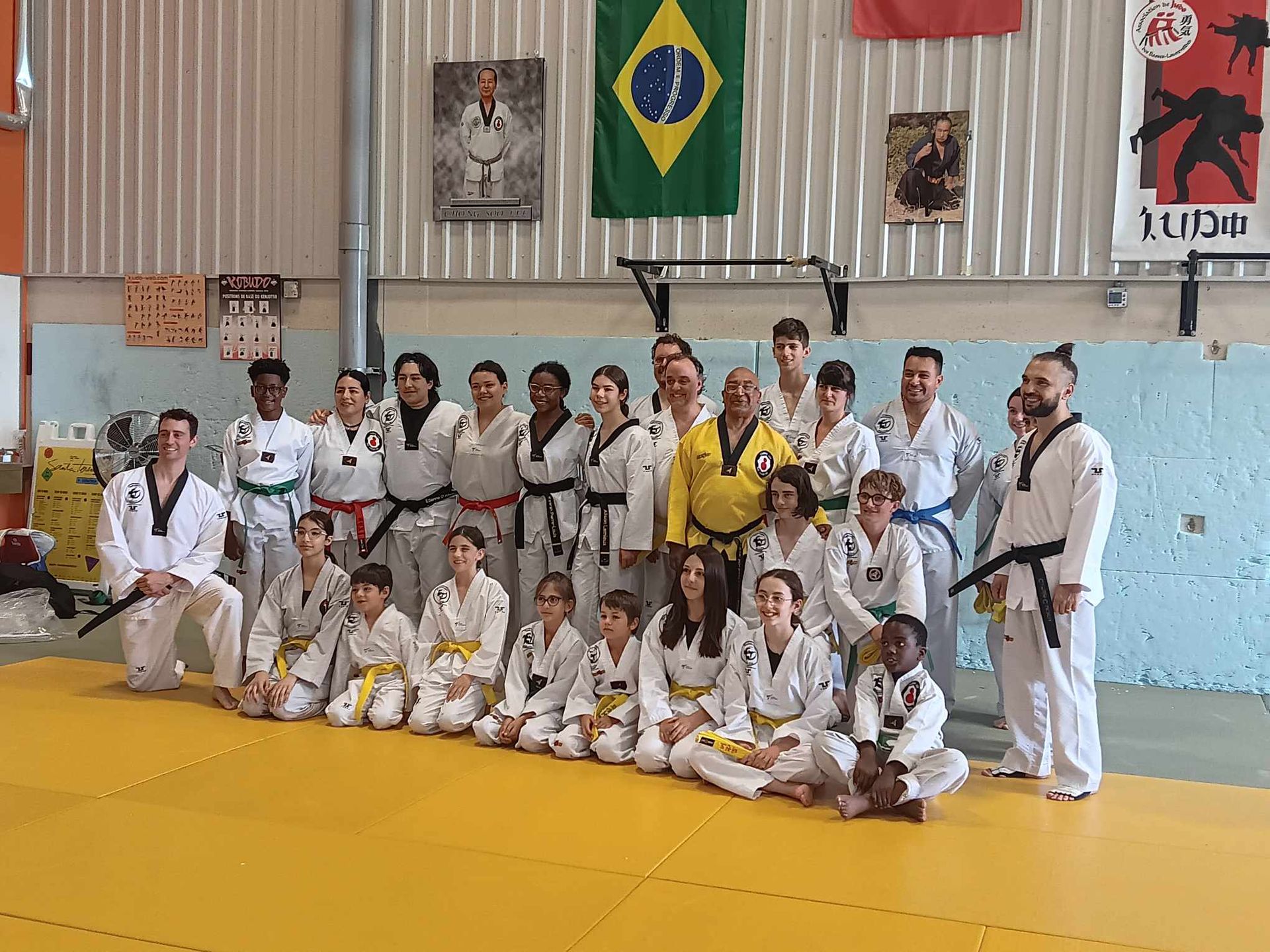 Un groupe de personnes pose pour une photo dans un dojo