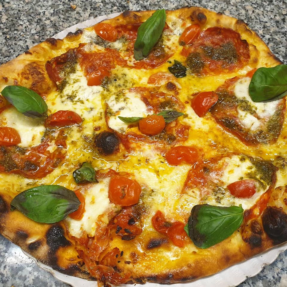 Pizza Caprese Garganica Sbagliata - Luka's Pizza pizzeria a cesena 0547 302870