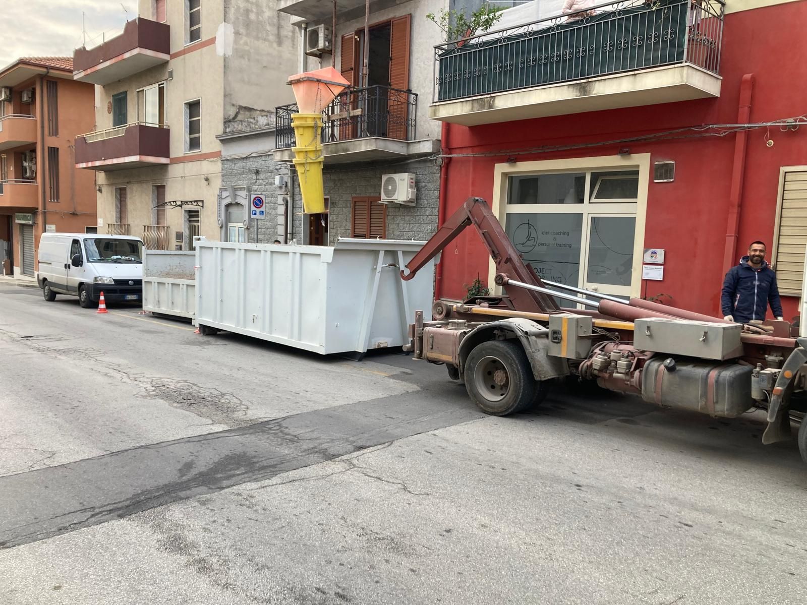 Un cantiere edile con molti macchinari e un cielo azzurro sullo sfondo.