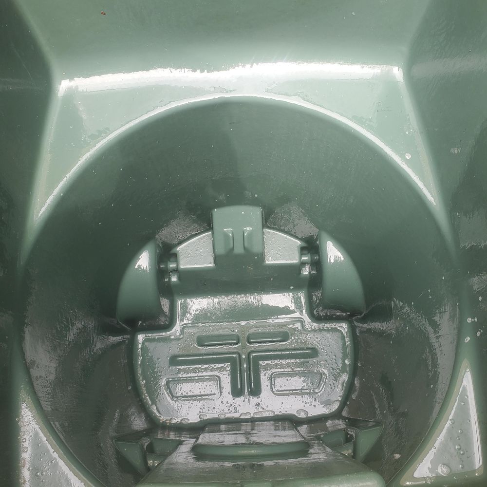 A green container with a t on it