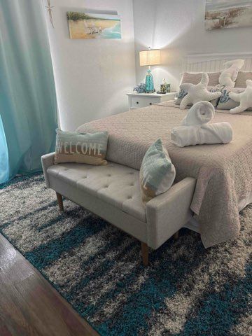 A bedroom with a king size bed