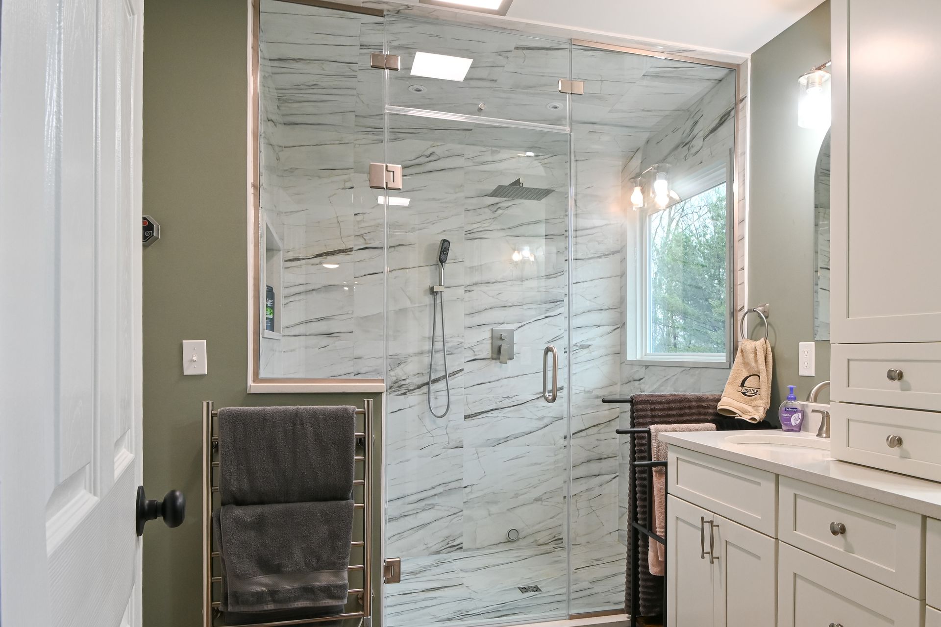 A black and white drawing of a bathroom with a bathtub and sinks