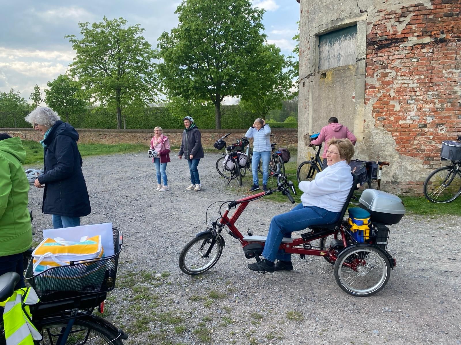 Eine Frau im Rollstuhl sitzt auf einem Tandemfahrrad.