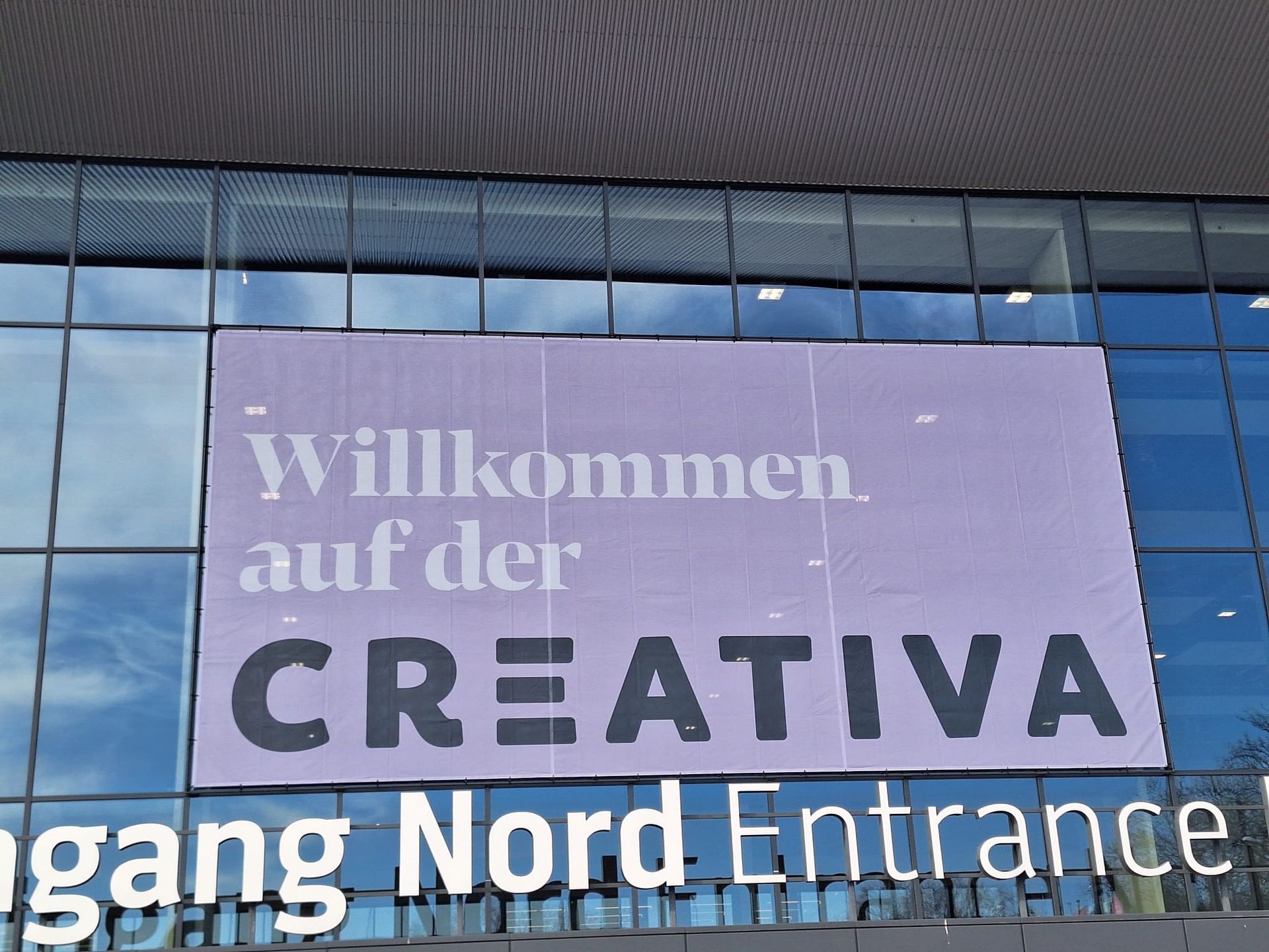 Ein Schild an einem Gebäude mit der Aufschrift „Creativa“