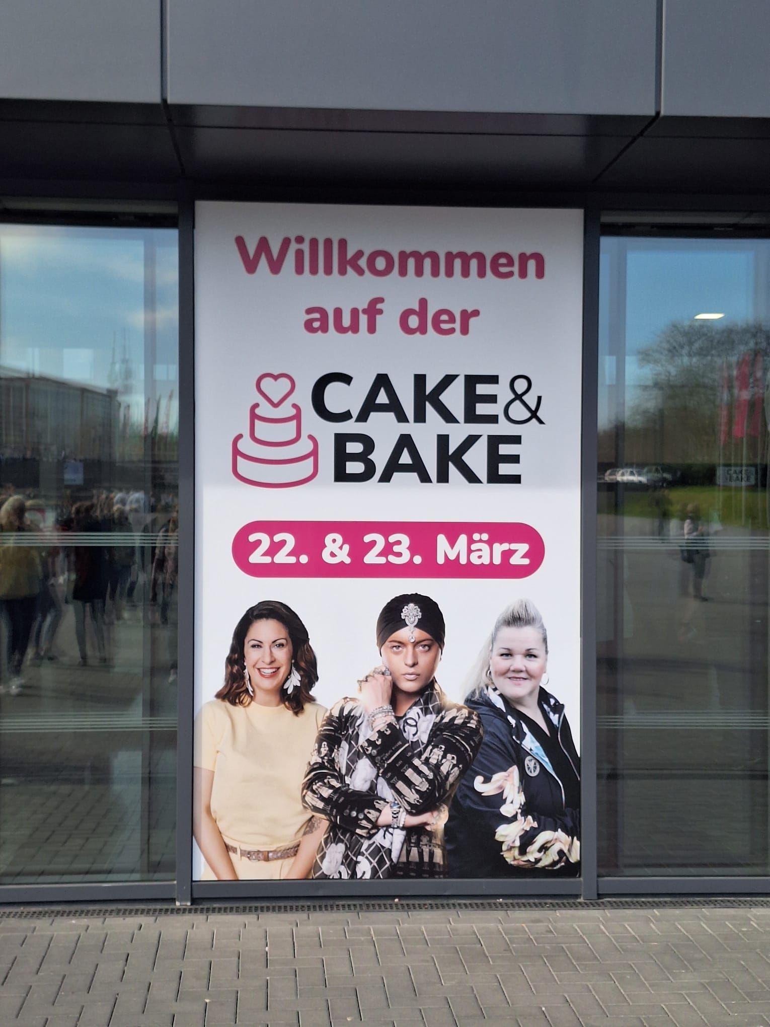 A sign that says willkommen auf der cake & bake