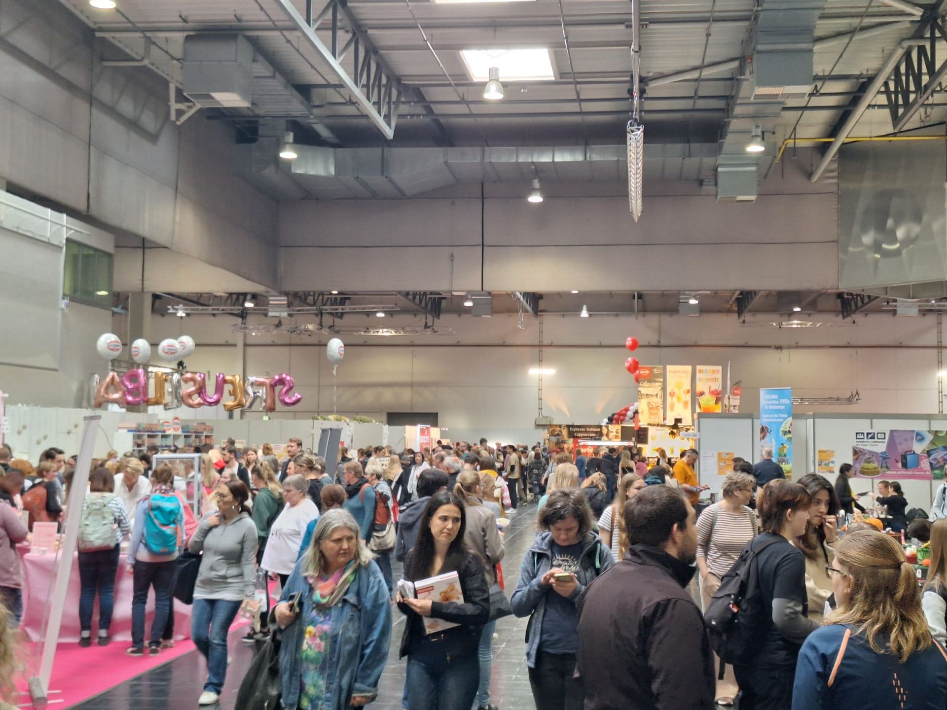 Eine große Gruppe von Menschen steht in einem großen Raum.