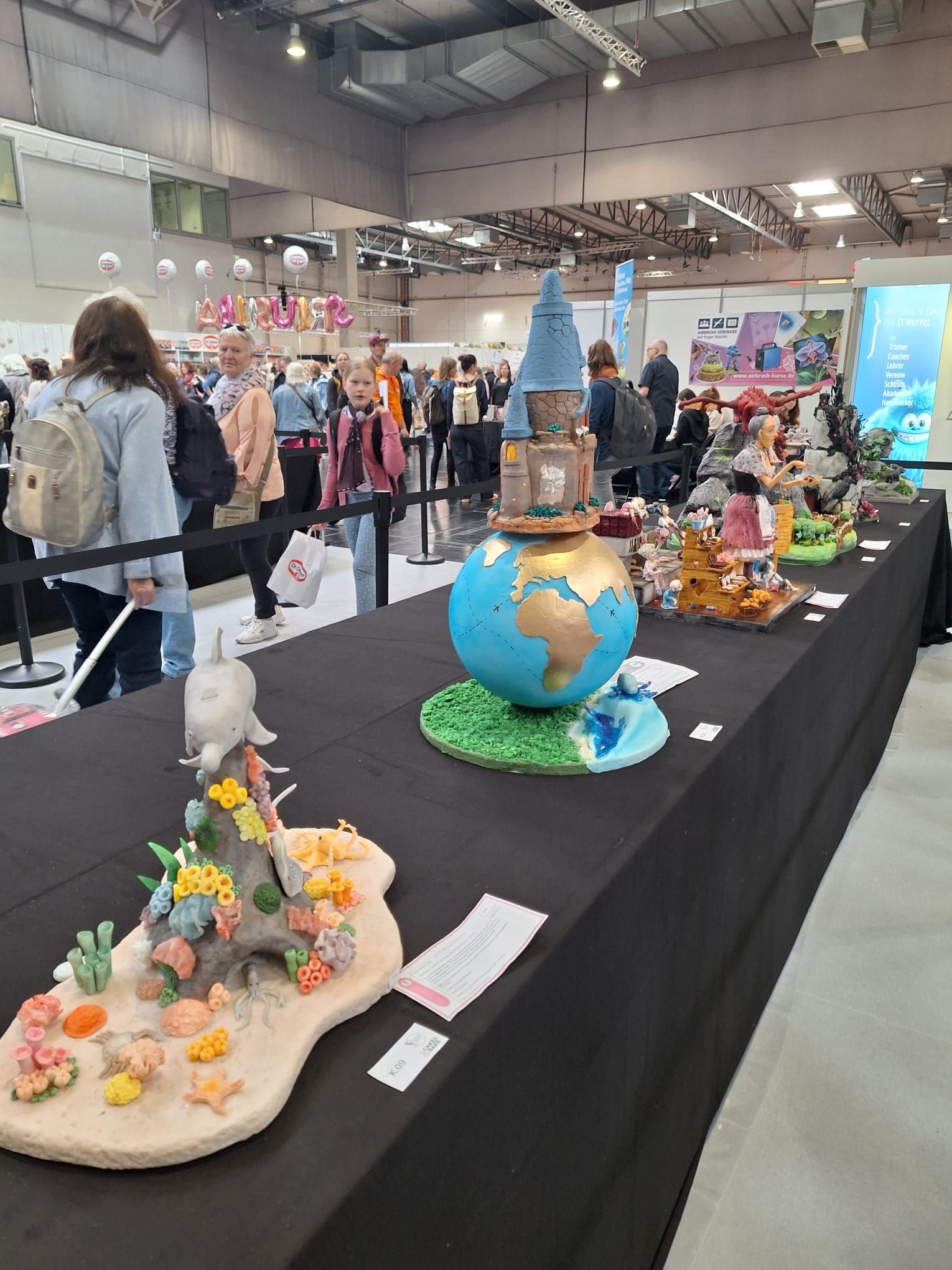Ein Tisch mit einem Globus und einem Schloss darauf