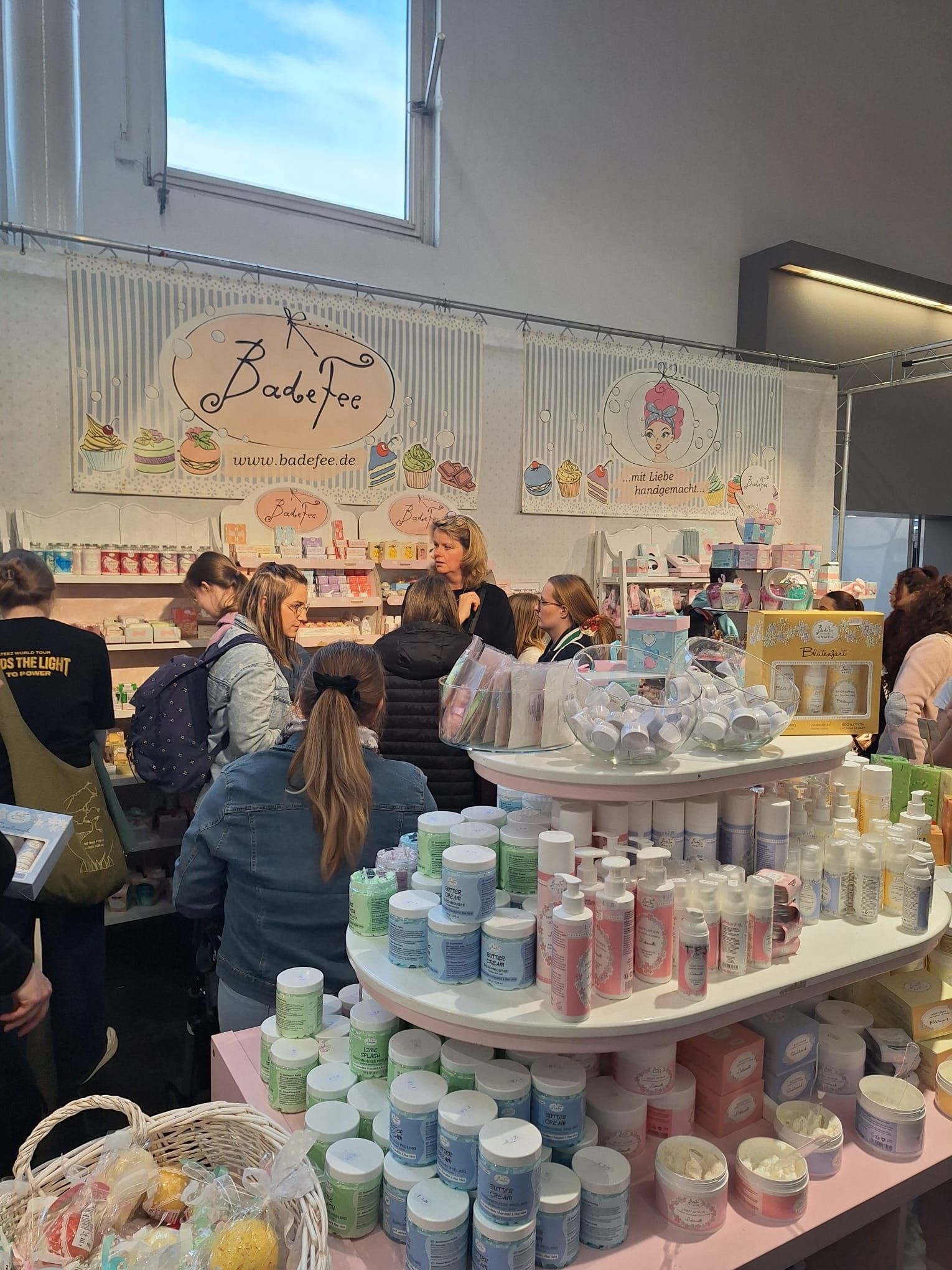 Eine Gruppe von Menschen steht in einem Geschäft um einen Tisch herum.