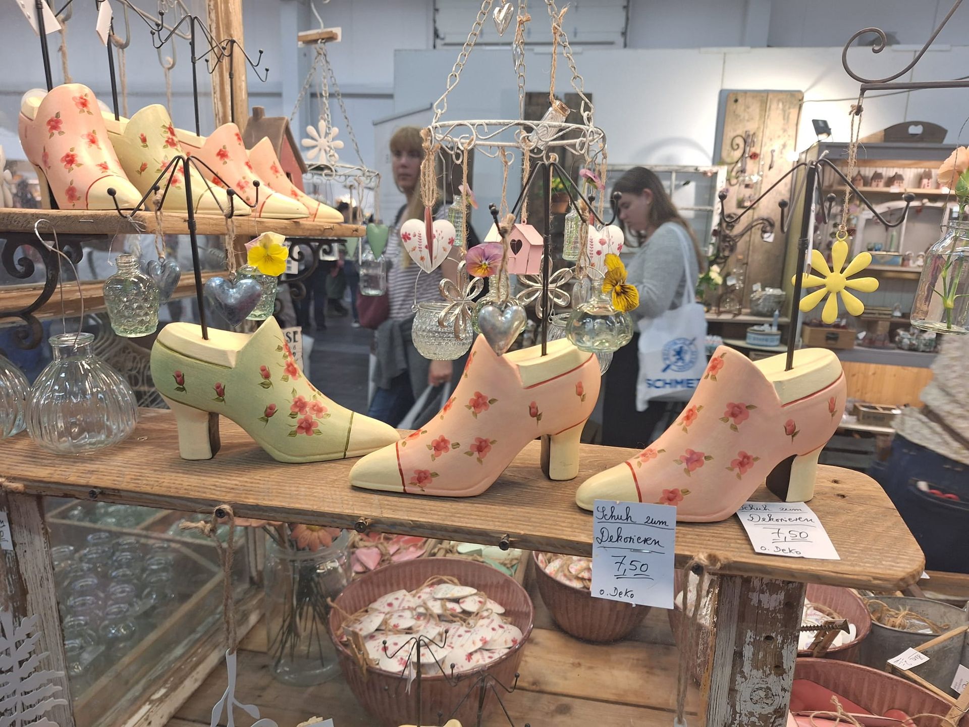 Eine Frau steht in einem Geschäft und schaut sich die ausgestellten Schuhe an.