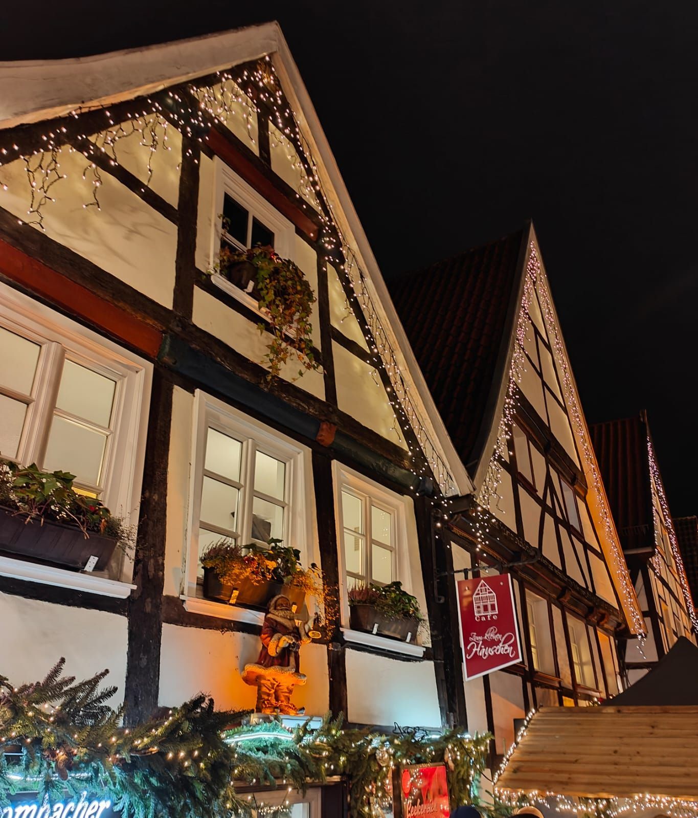 Ein Gebäude mit einem Schild mit der Aufschrift „Weihnachten“ darauf