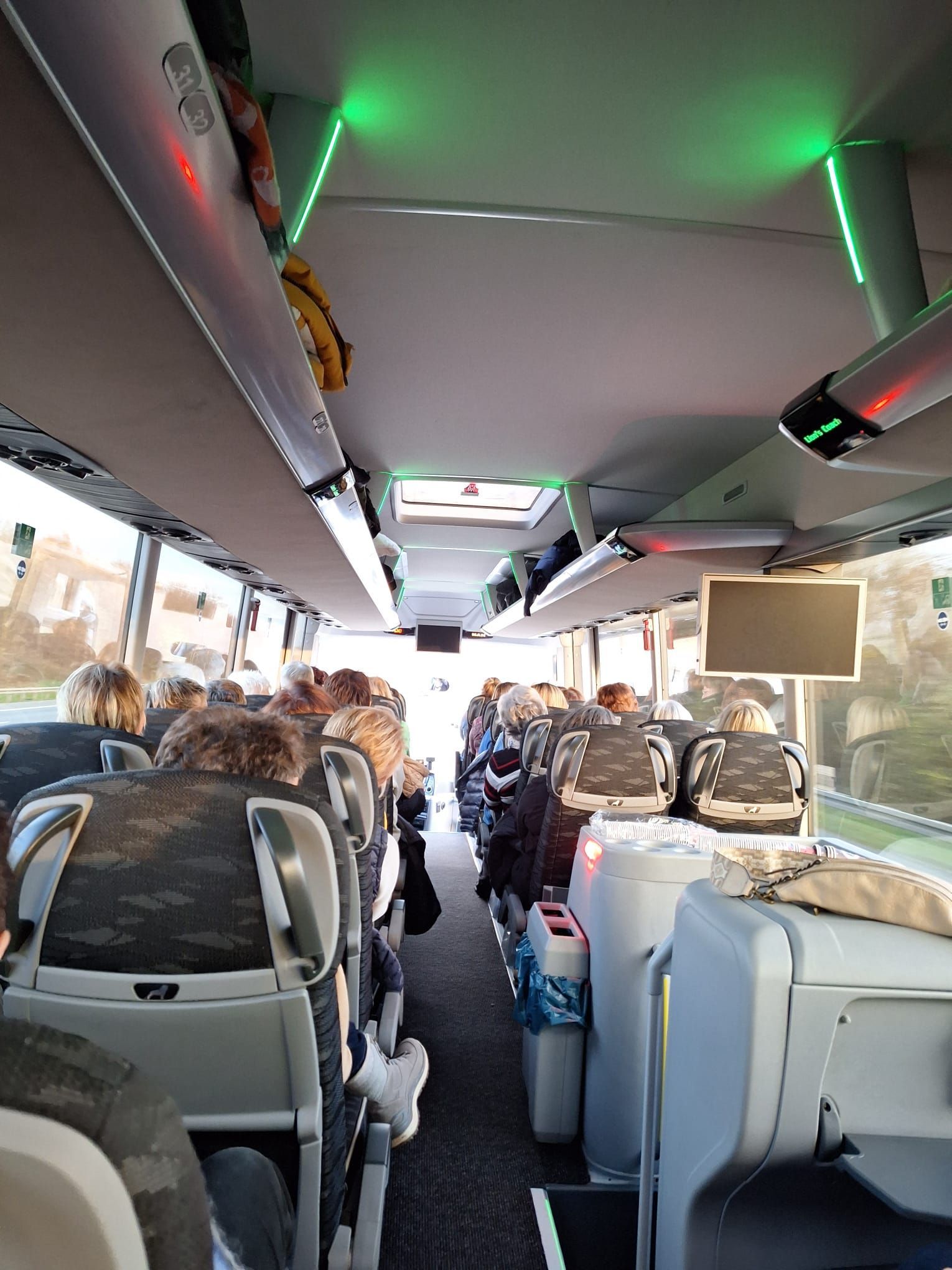 Das Innere eines Busses mit darin sitzenden Menschen