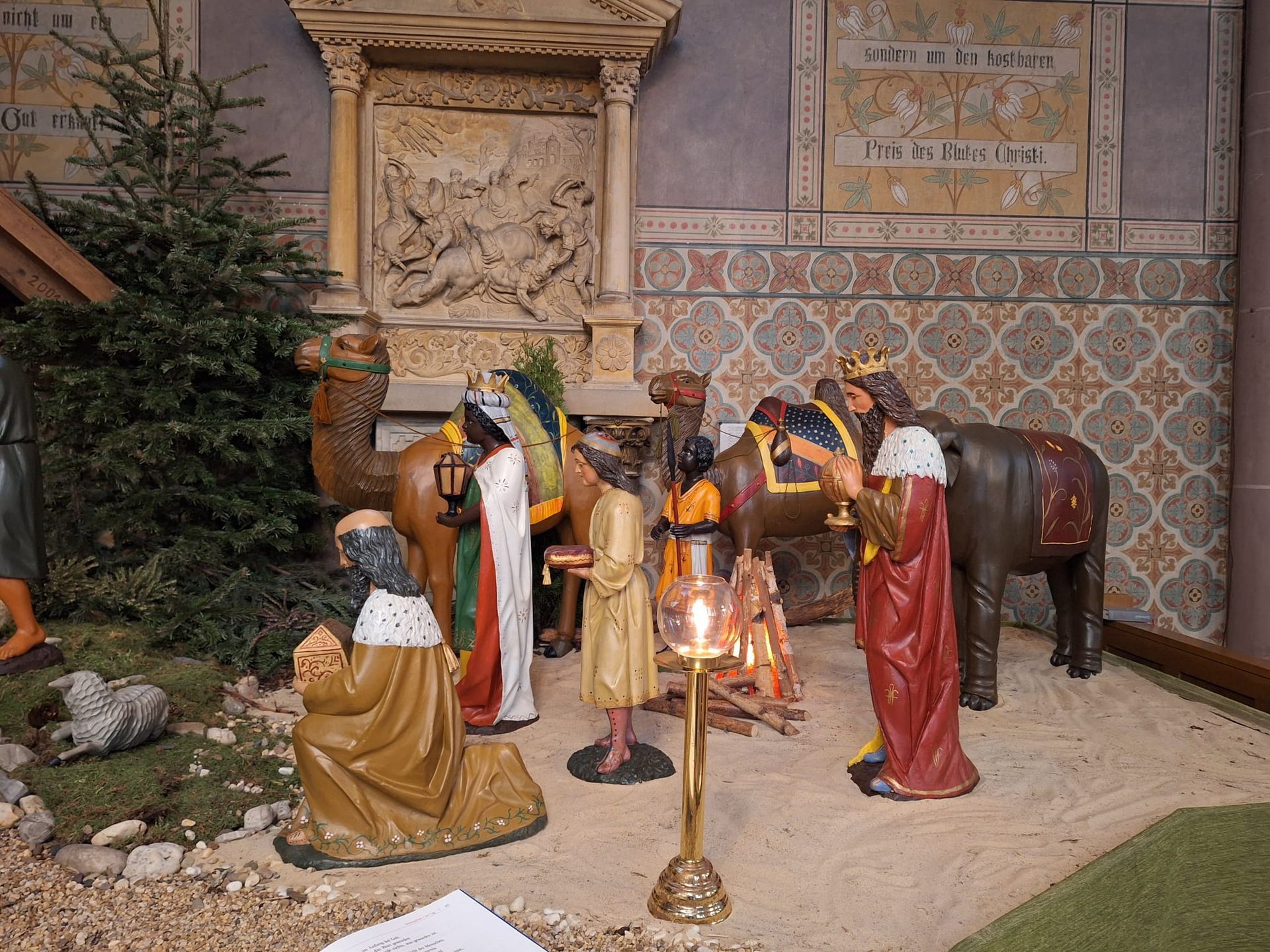 Eine Weihnachtskrippe mit drei Königen und einem Kamel