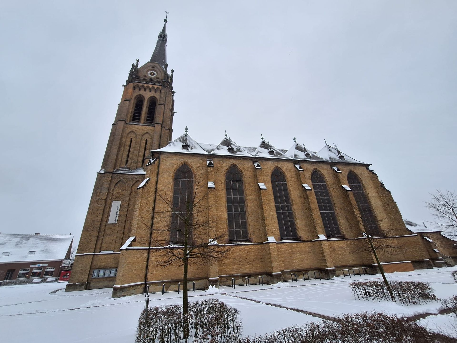 Eine große Kirche mit einem schneebedeckten Kirchturm.