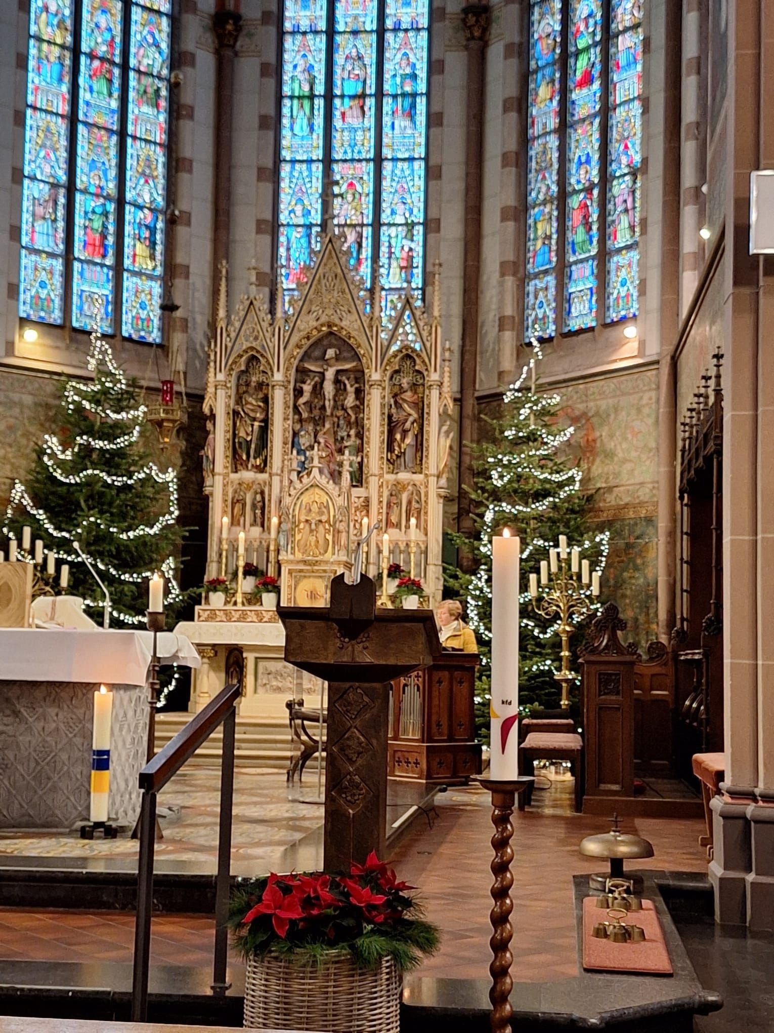 Das Innere einer Kirche mit einem Weihnachtsbaum und Kerzen.