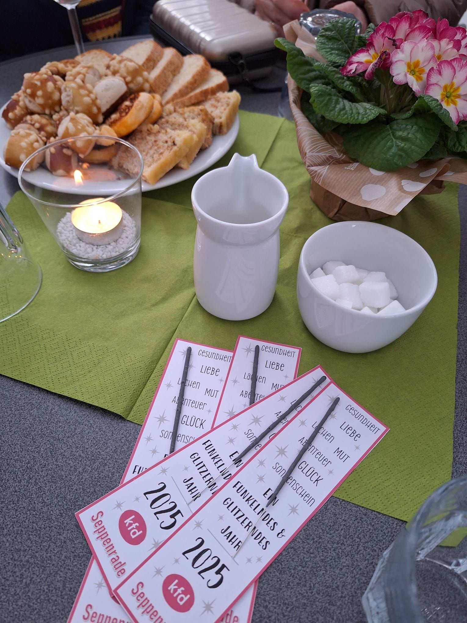 Ein Tisch mit einem Teller mit Essen und einer Schüssel Zucker