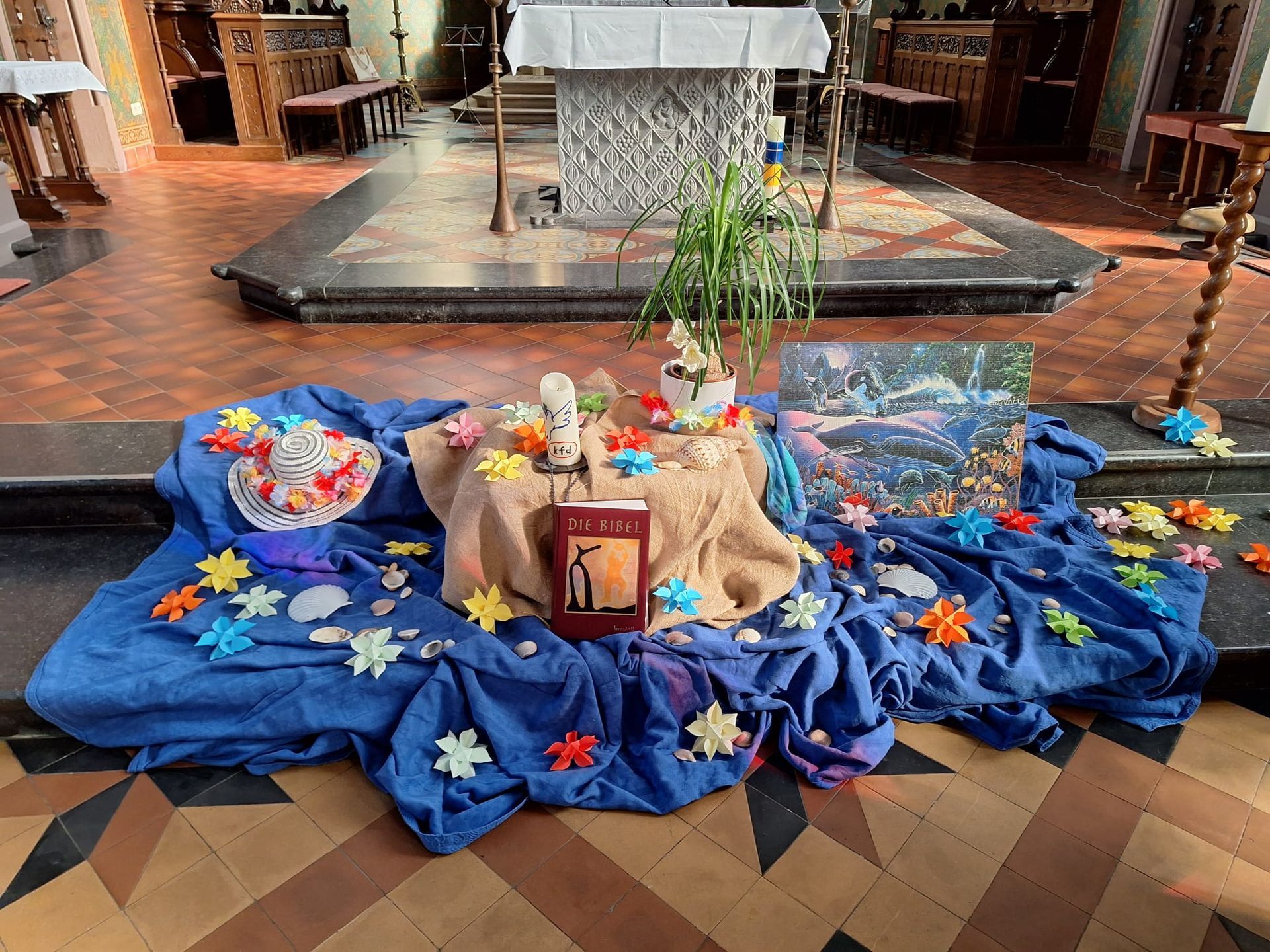 Ein mit Blumen und einem Buch geschmückter Altar in einer Kirche.