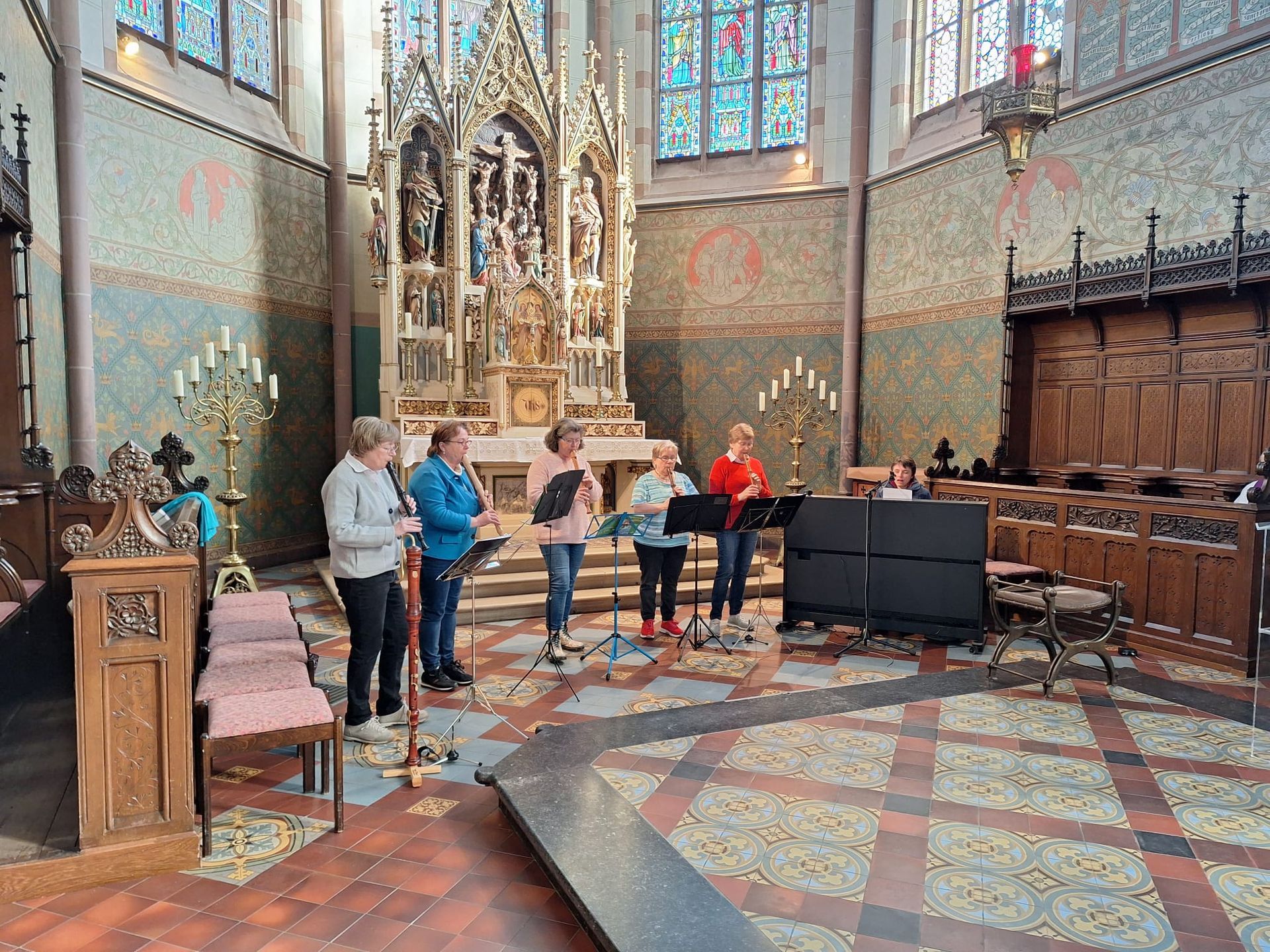 Eine Gruppe von Menschen singt in einer Kirche.