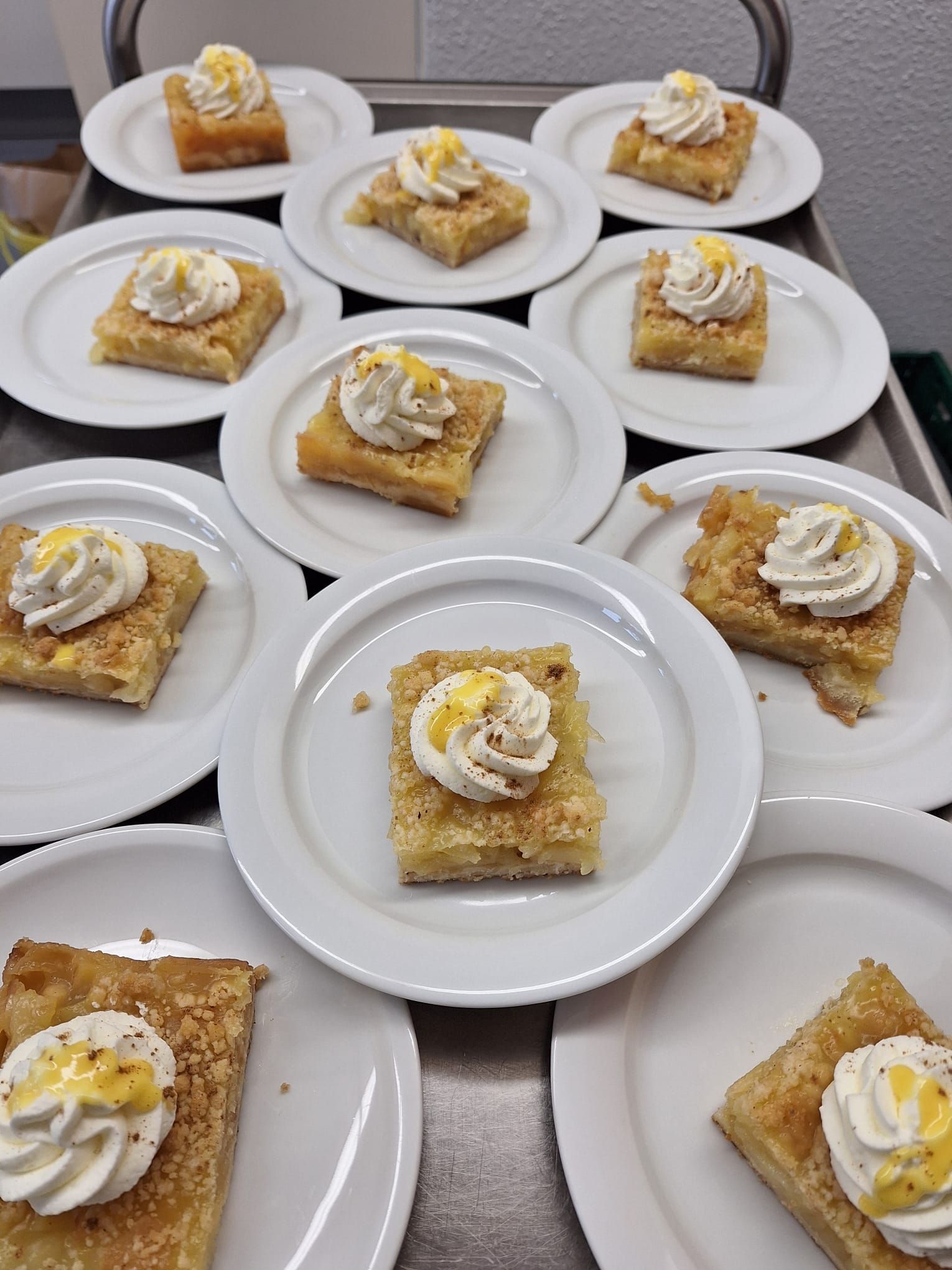 Ein Haufen Teller mit Essen und Schlagsahne darauf