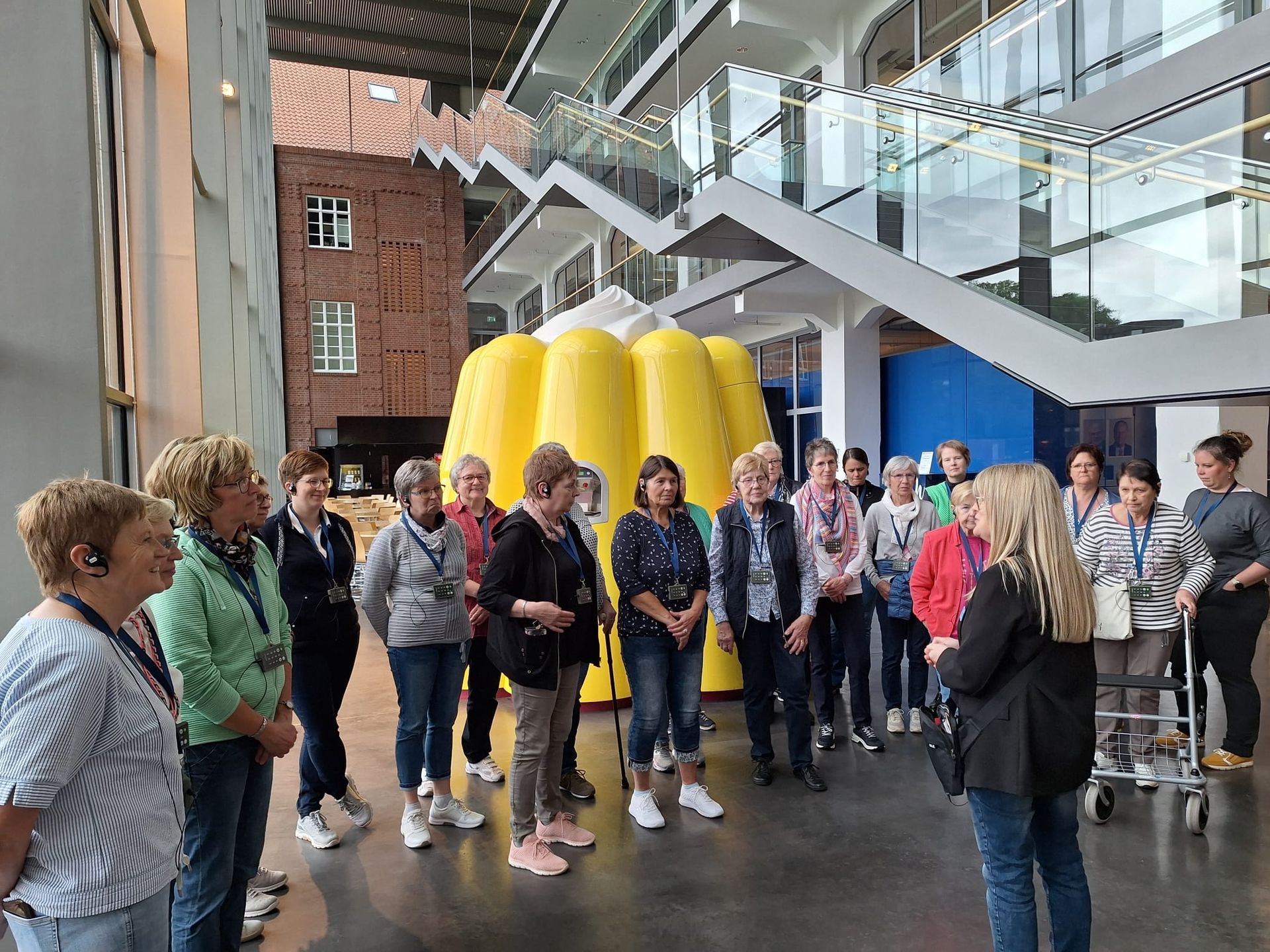 Eine Gruppe von Frauen steht vor einer großen, gelben, aufblasbaren Qualle.