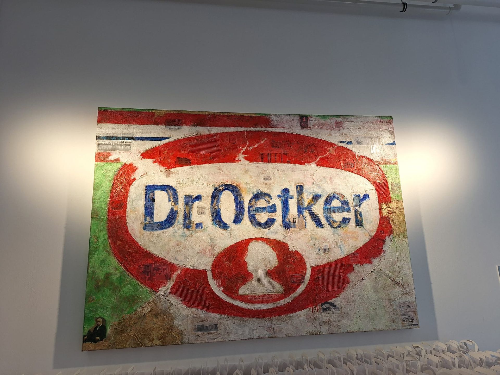 Ein Gemälde eines Dr. Oetker-Logos an einer Wand