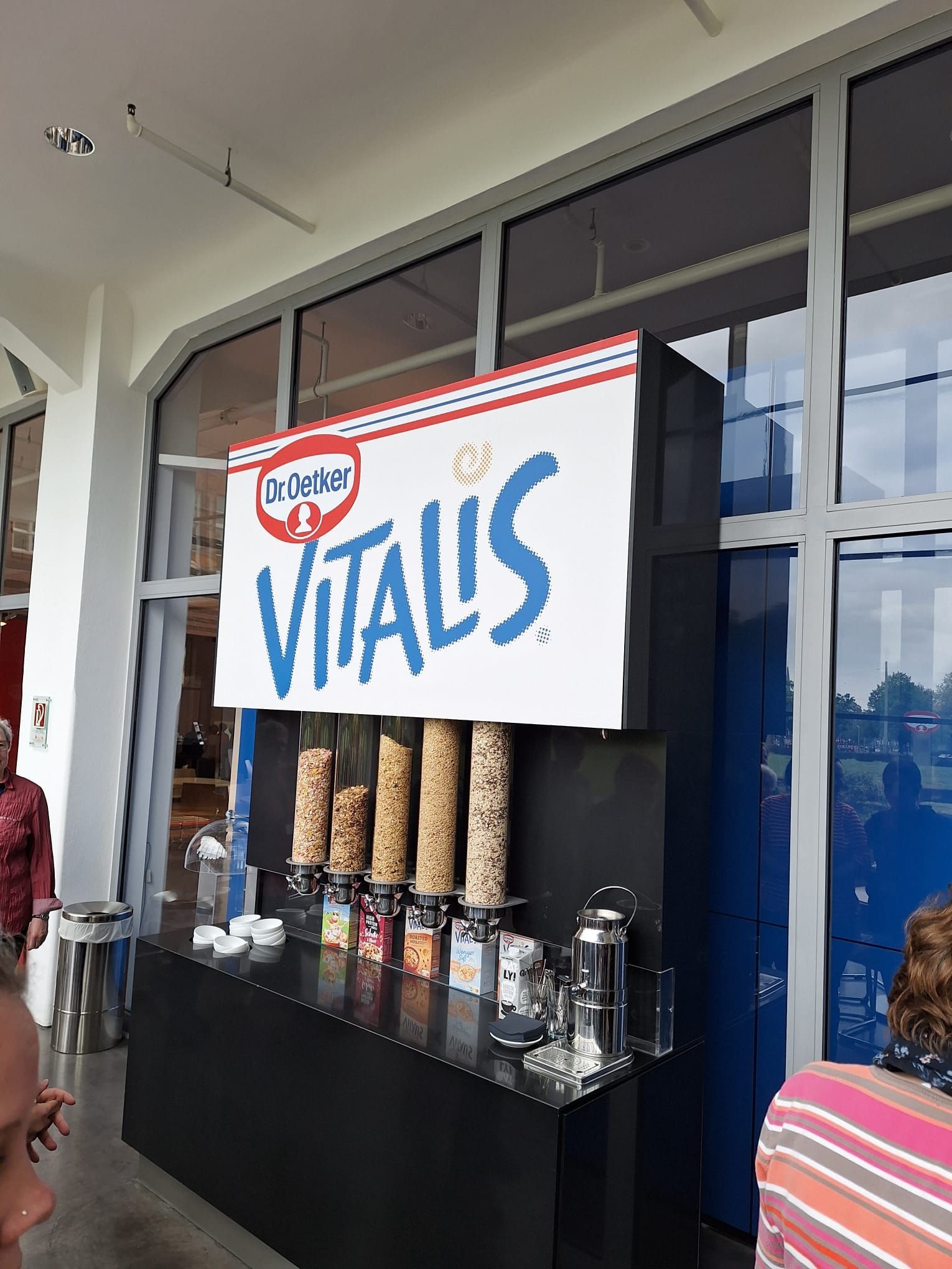 Eine Ladenfront mit einem Schild mit der Aufschrift „Vitals“