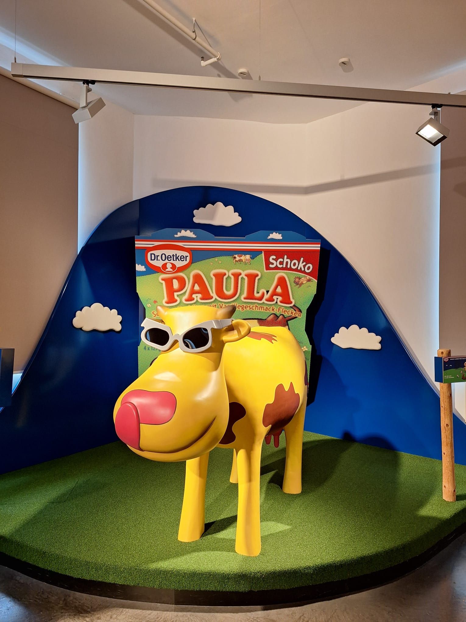 Eine Statue einer Kuh mit dem Namen Paula darauf