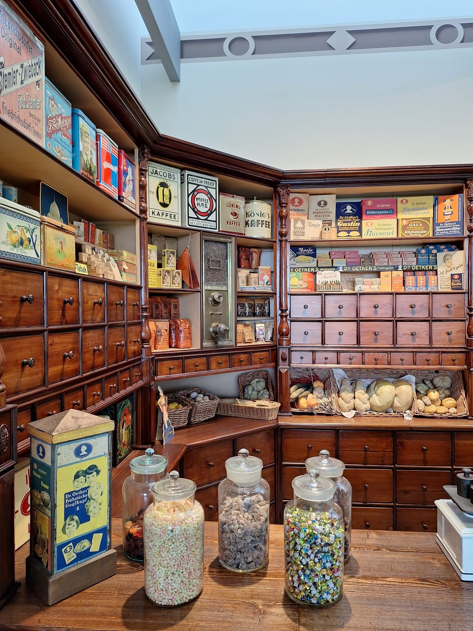 Ein Süßwarenladen mit Gläsern voller Süßigkeiten auf einer Theke.