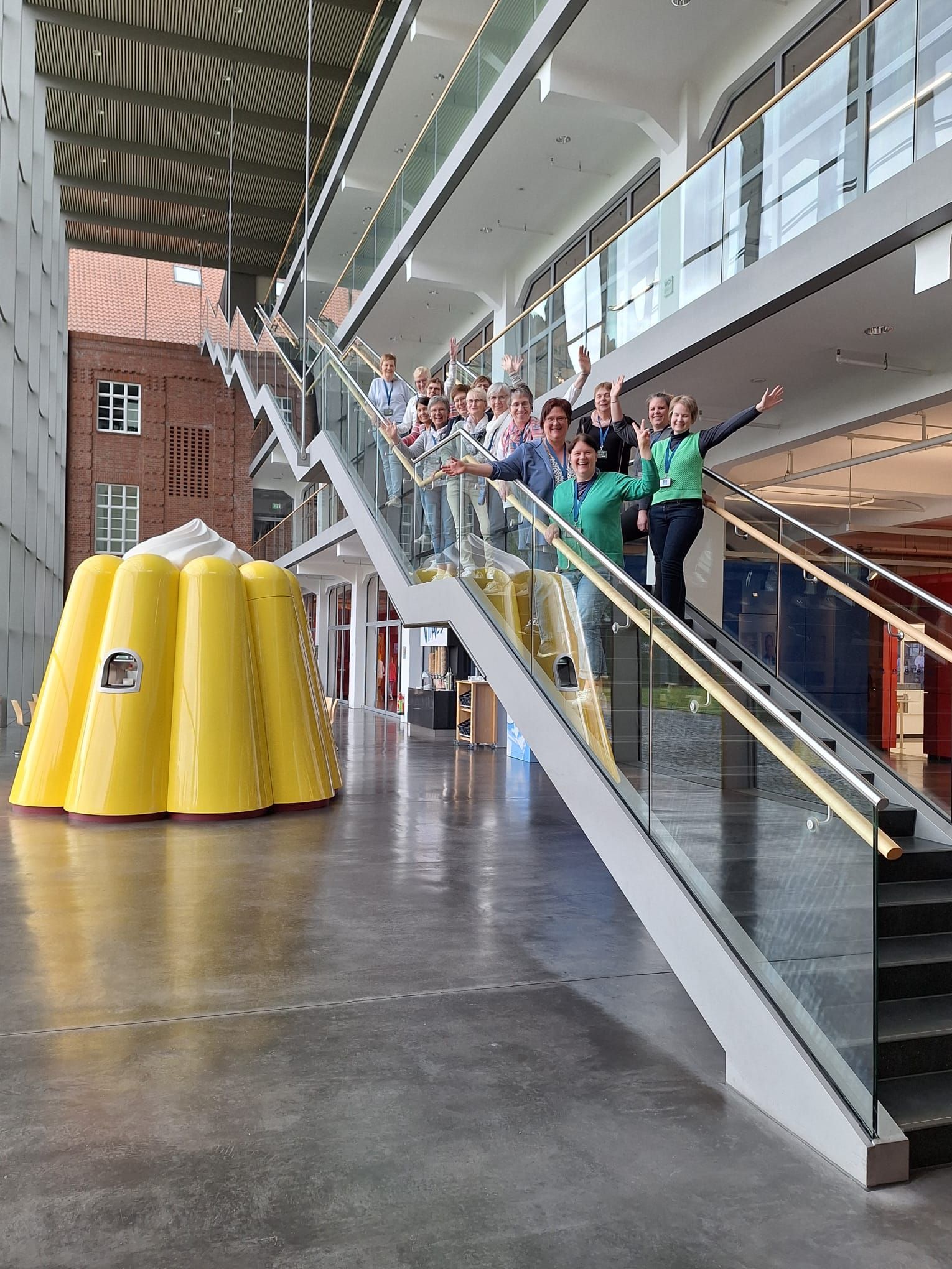 Eine Gruppe von Menschen steht auf einer Treppe in einem Gebäude