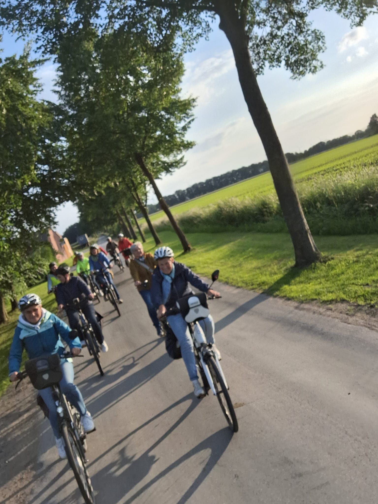 Eine Gruppe von Menschen fährt mit dem Fahrrad eine Straße entlang