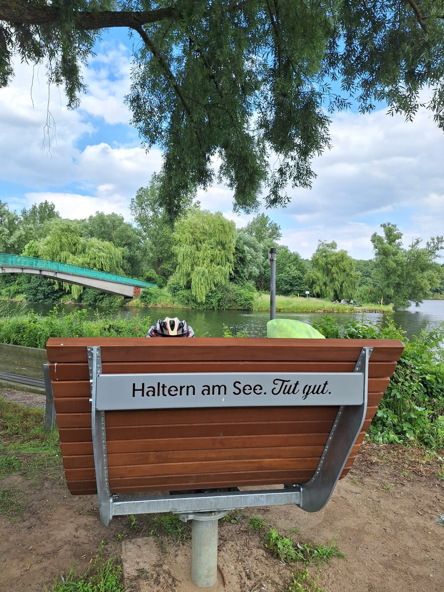 Eine Holzbank mit der Aufschrift „Halte am See“