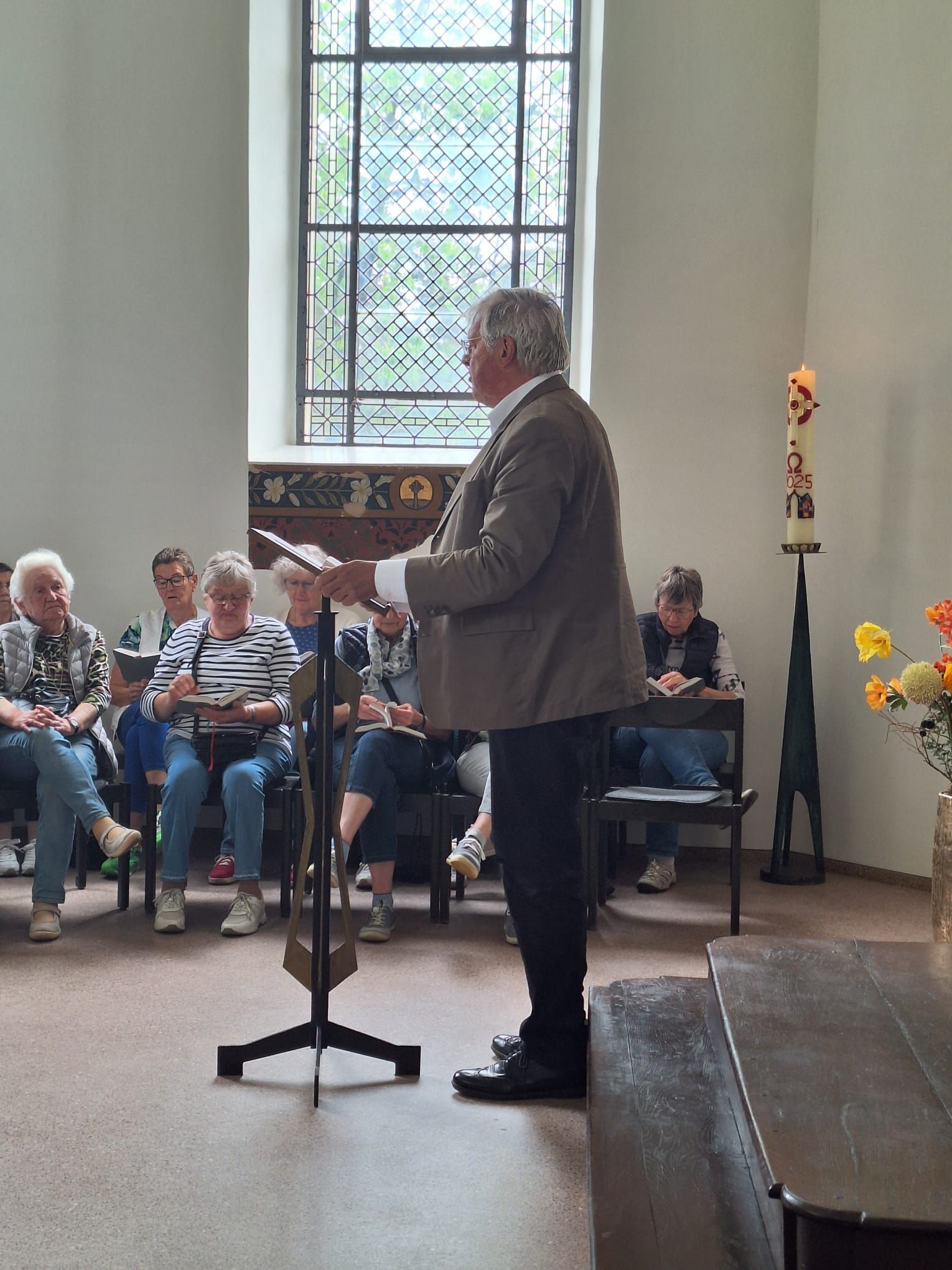 Ein Mann hält eine Rede vor einer Gruppe von Menschen