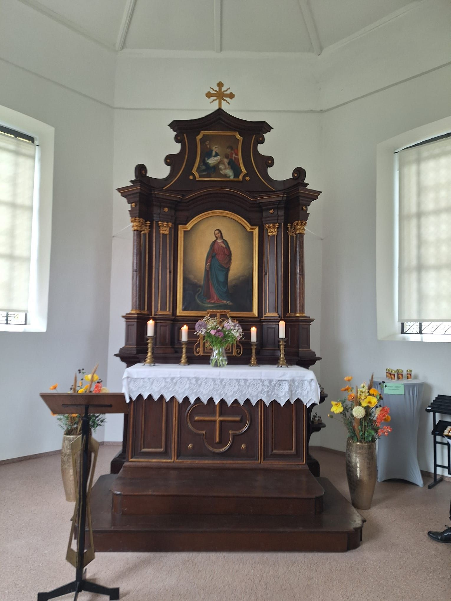 Ein Kirchenaltar mit einem Gemälde von Jesus und Maria darauf