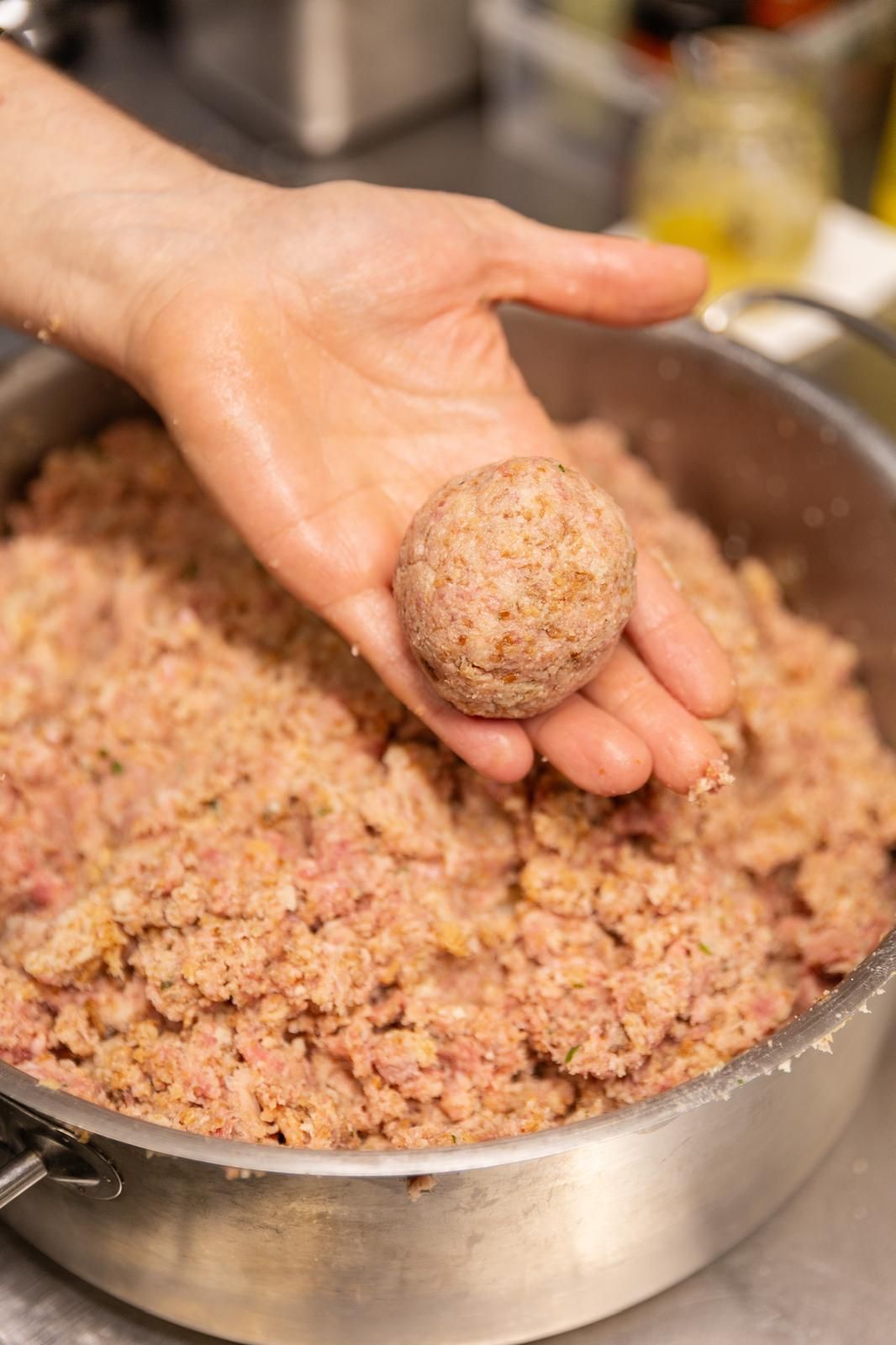 Bottiglie di liquore Santo Beba con l'illustrazione di un santo su un'etichetta blu e bianca.