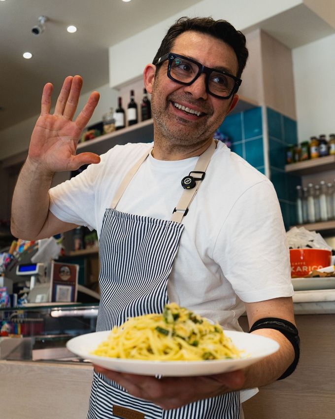 Fetta di cibo cotto al forno con la superficie dorata su un piatto bianco.