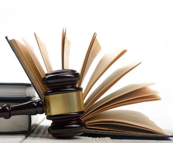 libro di giurisprudenza  e martello da giudice in una composizione concettuale del Diritto