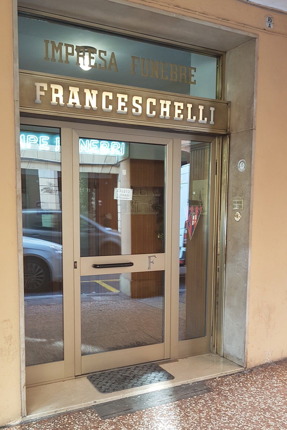 Esterno di una ditta funebre
