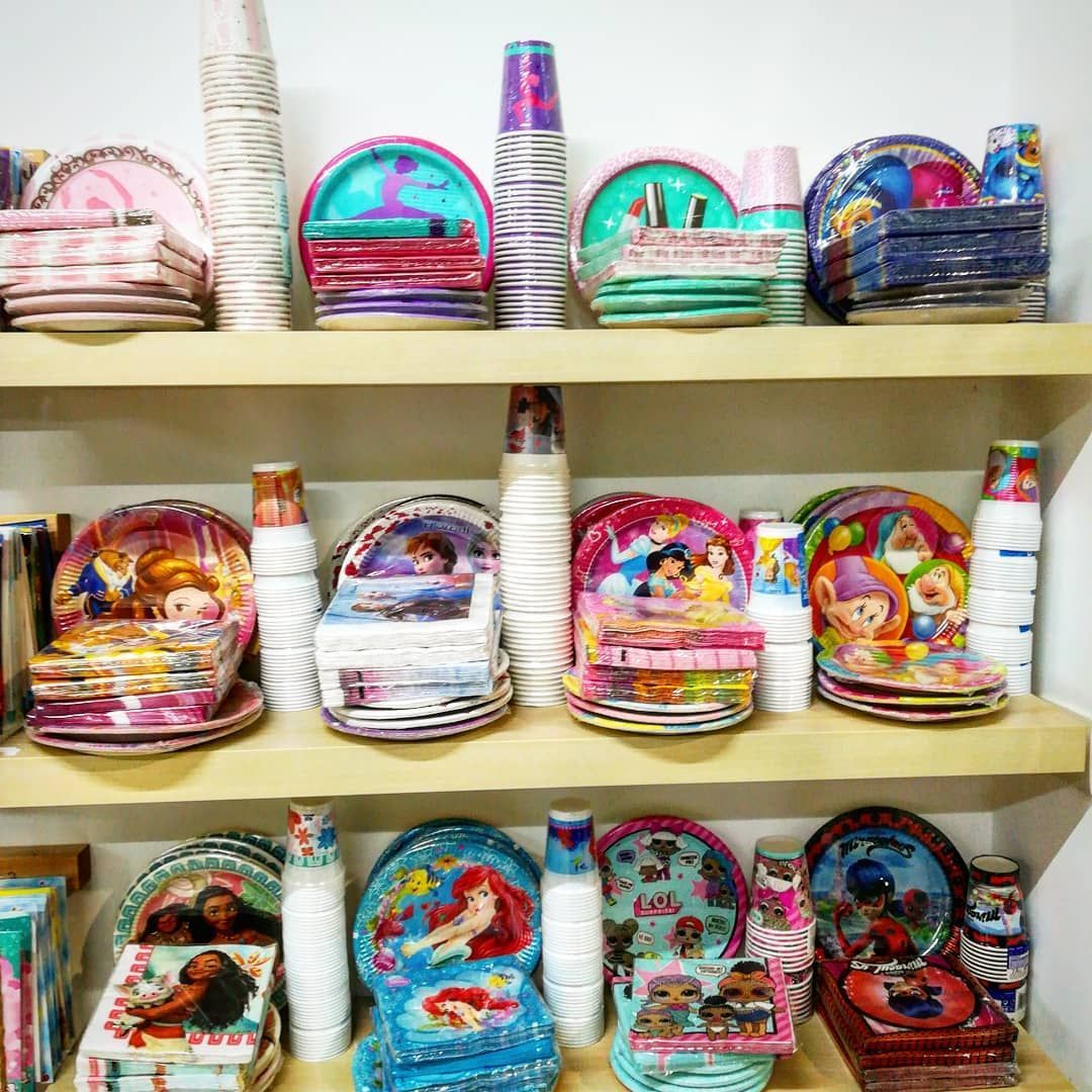 Uno scaffale pieno di piatti e tazze