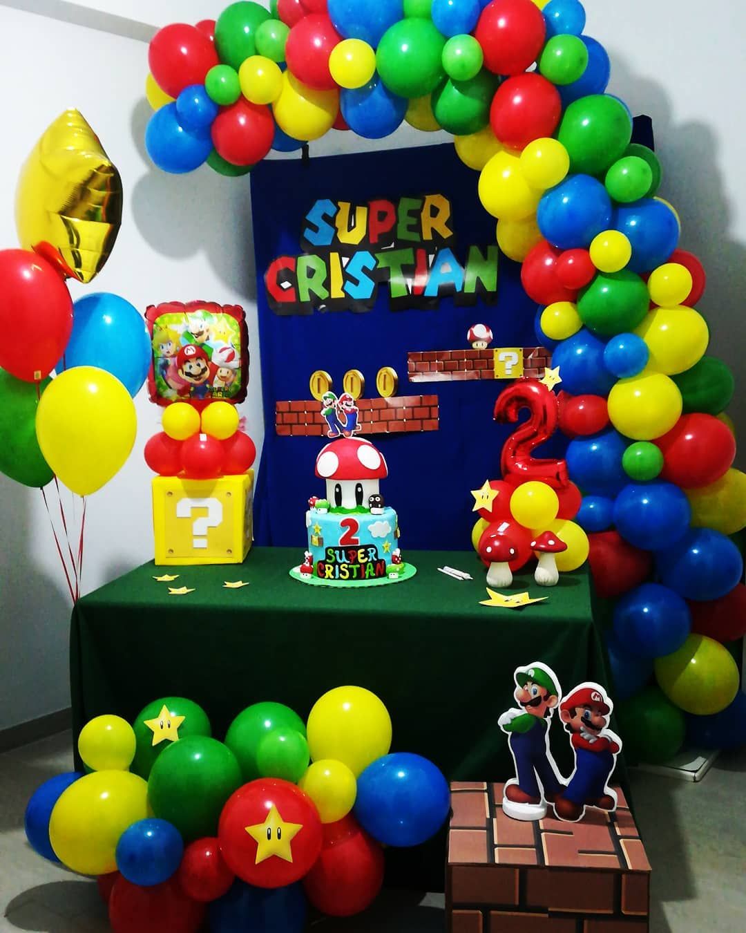 Una festa di compleanno di super mario con palloncini e una torta