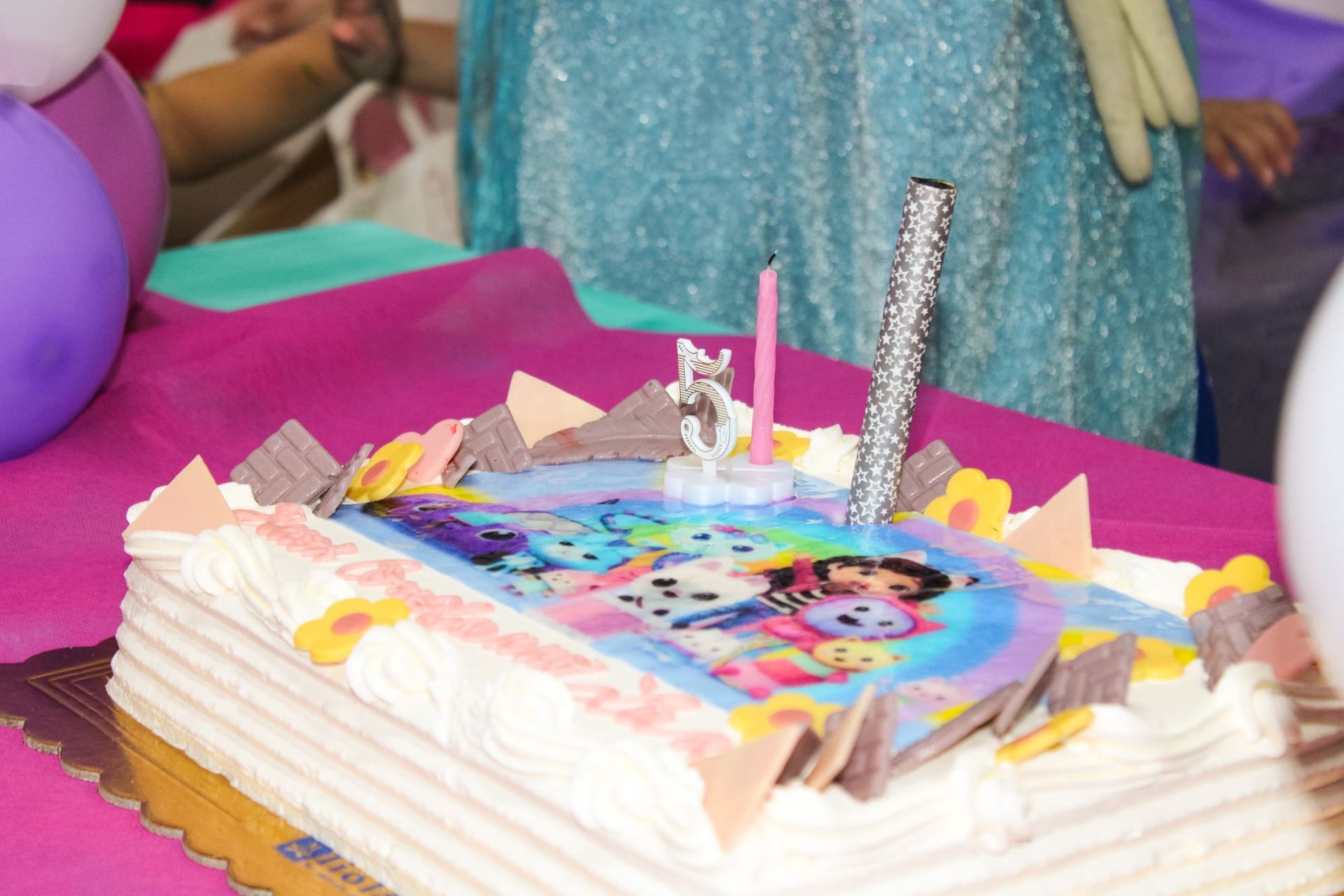 Una torta di compleanno con la foto di un dalmata sopra