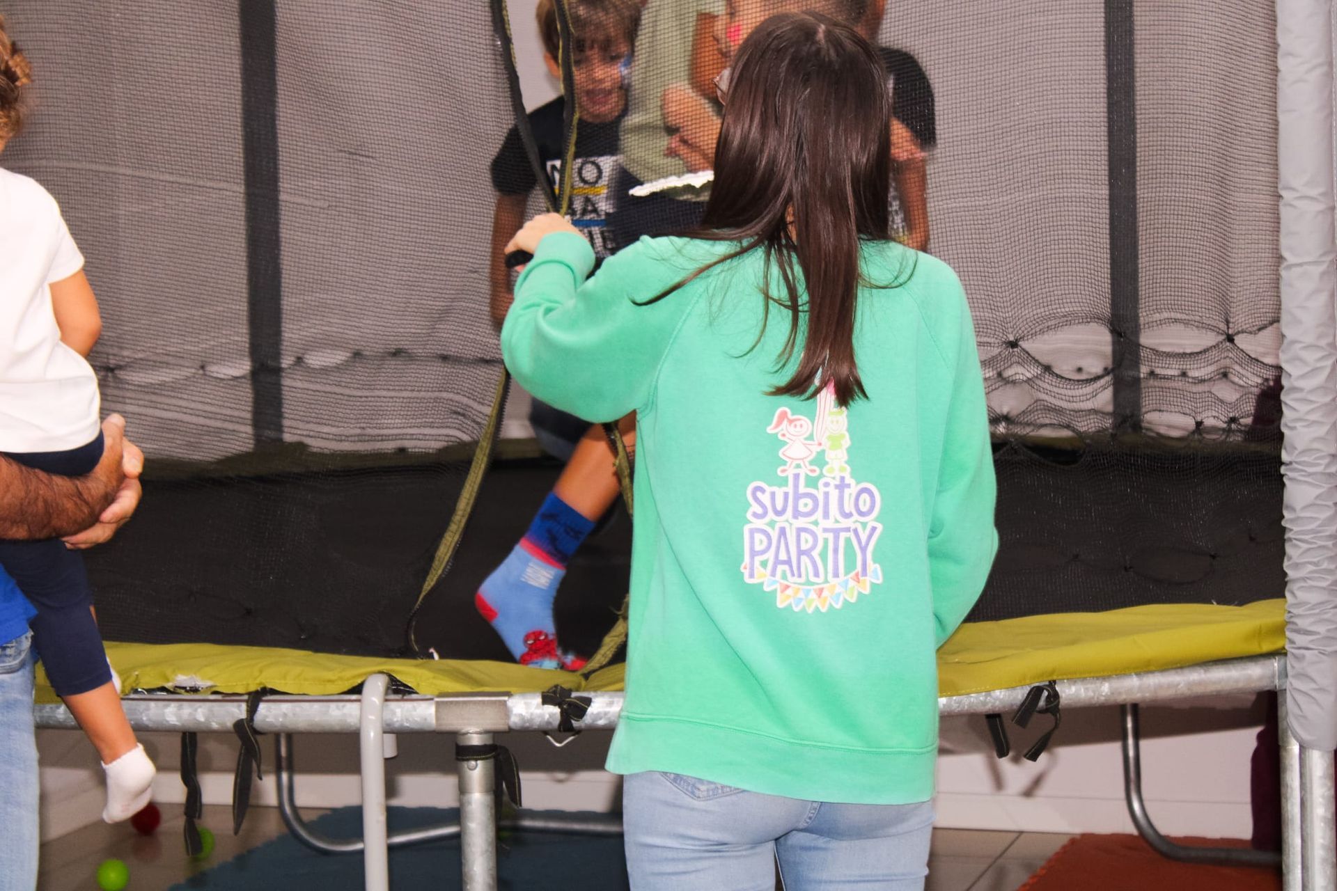 Una ragazza che indossa una maglietta verde con la scritta