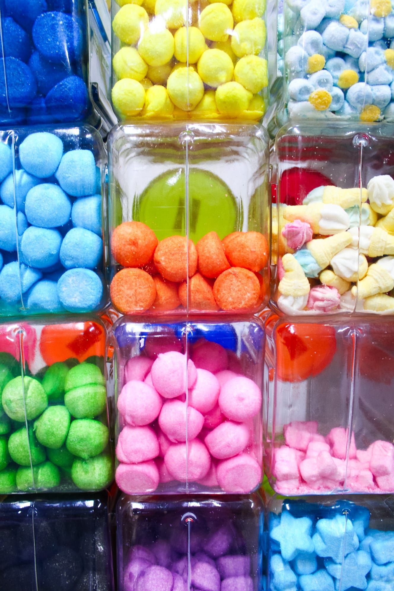 Ci sono molti tipi diversi di caramelle nei barattoli.