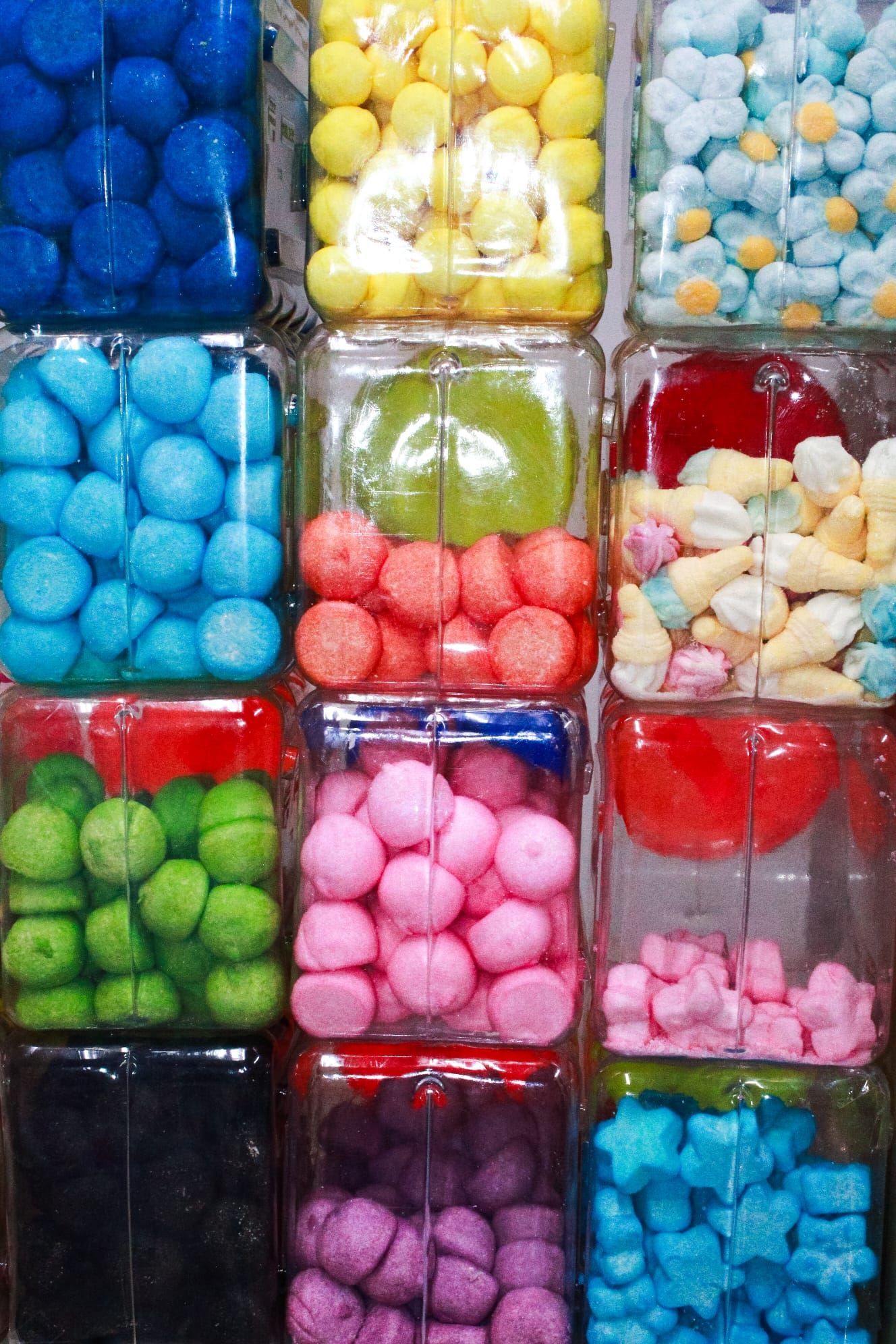 Un mucchio di barattoli pieni di caramelle di diversi colori