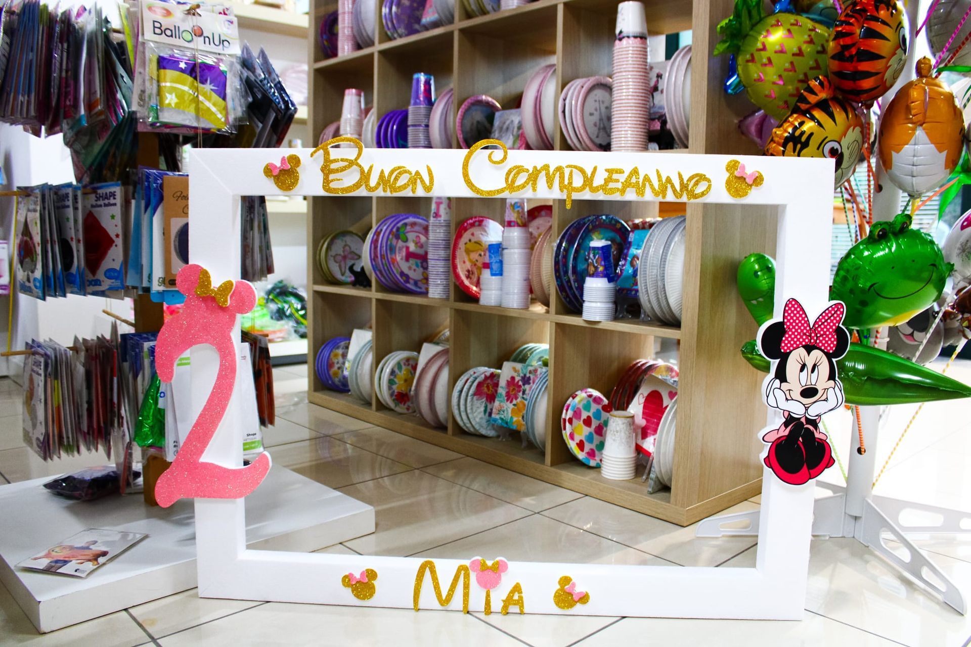 In un negozio c'è una cornice con sopra Minnie.