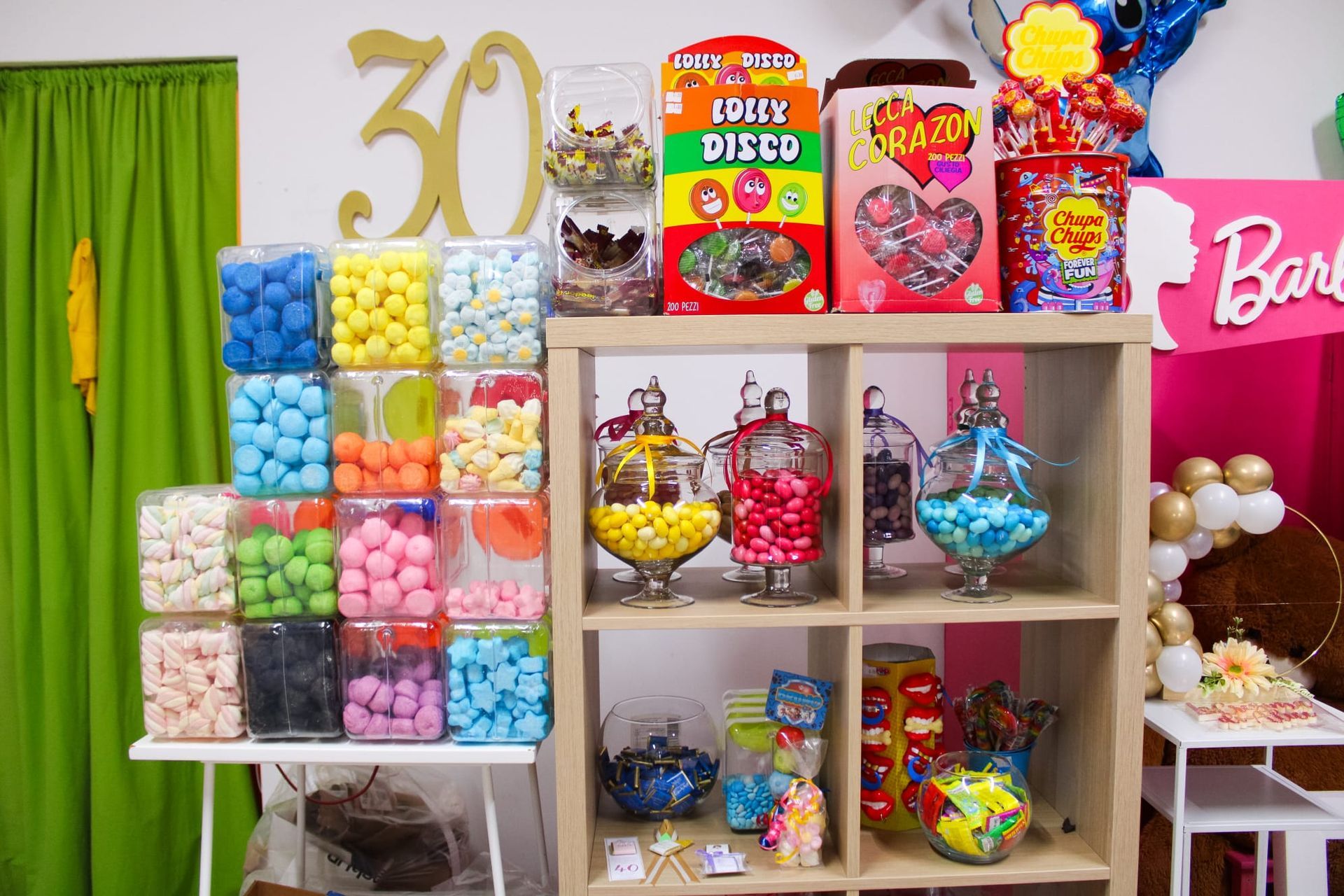 Ci sono molti tipi diversi di caramelle sugli scaffali.