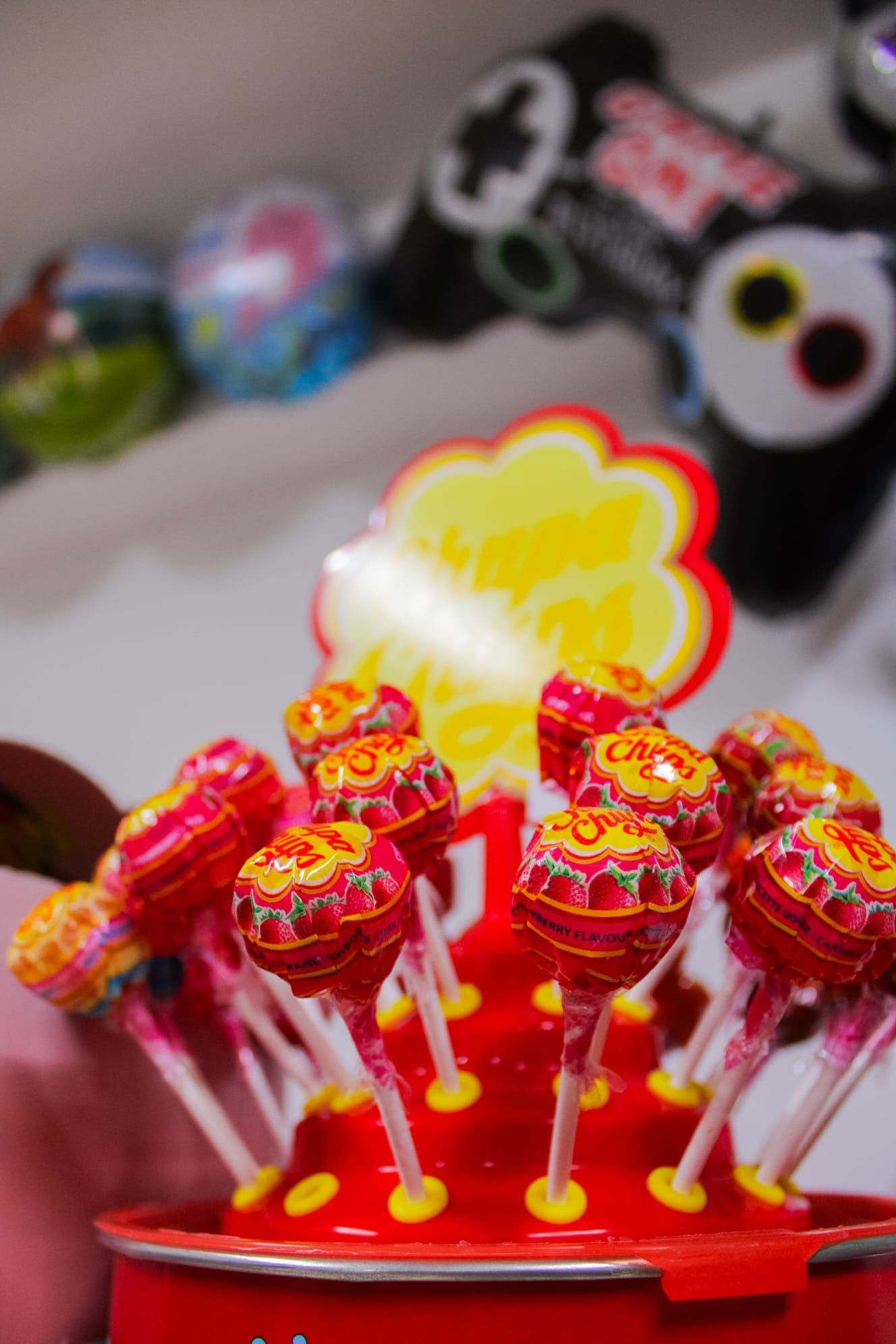 Un mazzo di lecca-lecca è appoggiato sopra un contenitore rosso.