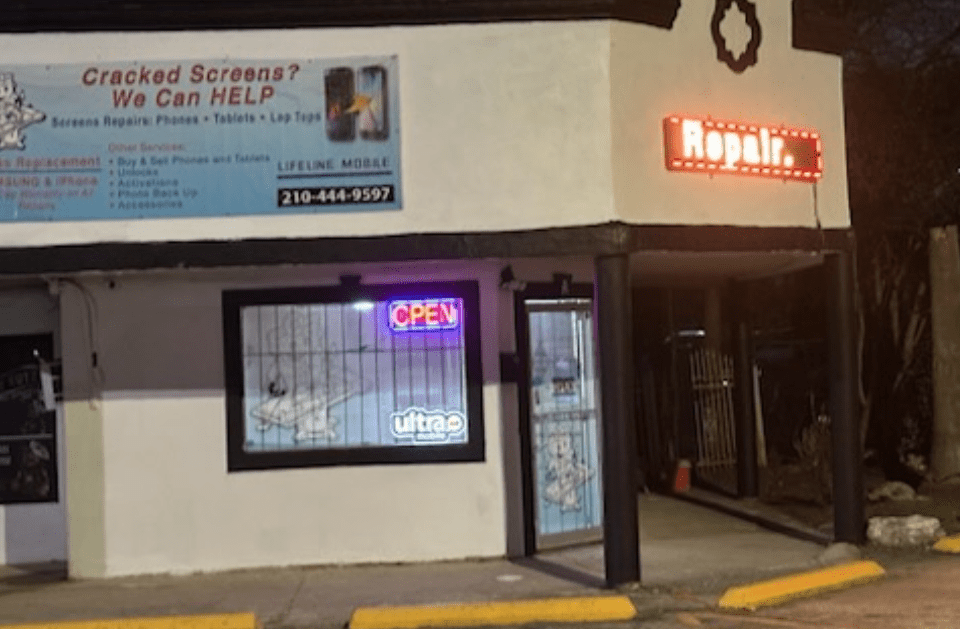 A store front with a sign that says cracked screens we can help