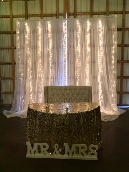 A mr. and mrs. sign is sitting in front of a table in a room.