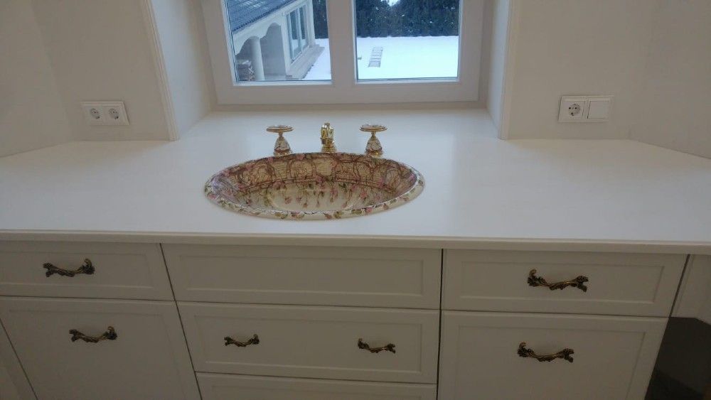 Vannas istabas virsmas no mākslīgā akmens