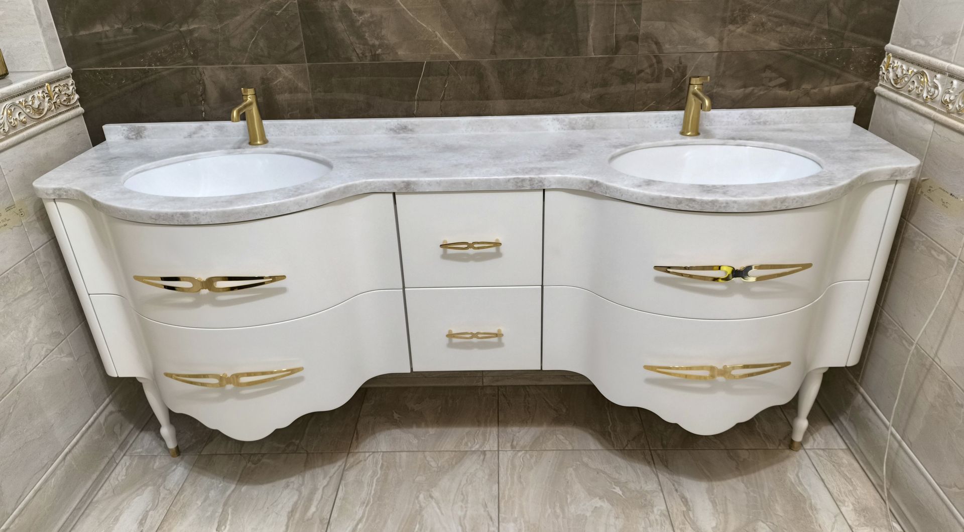 Vannas istabas virsmas no mākslīgā akmens