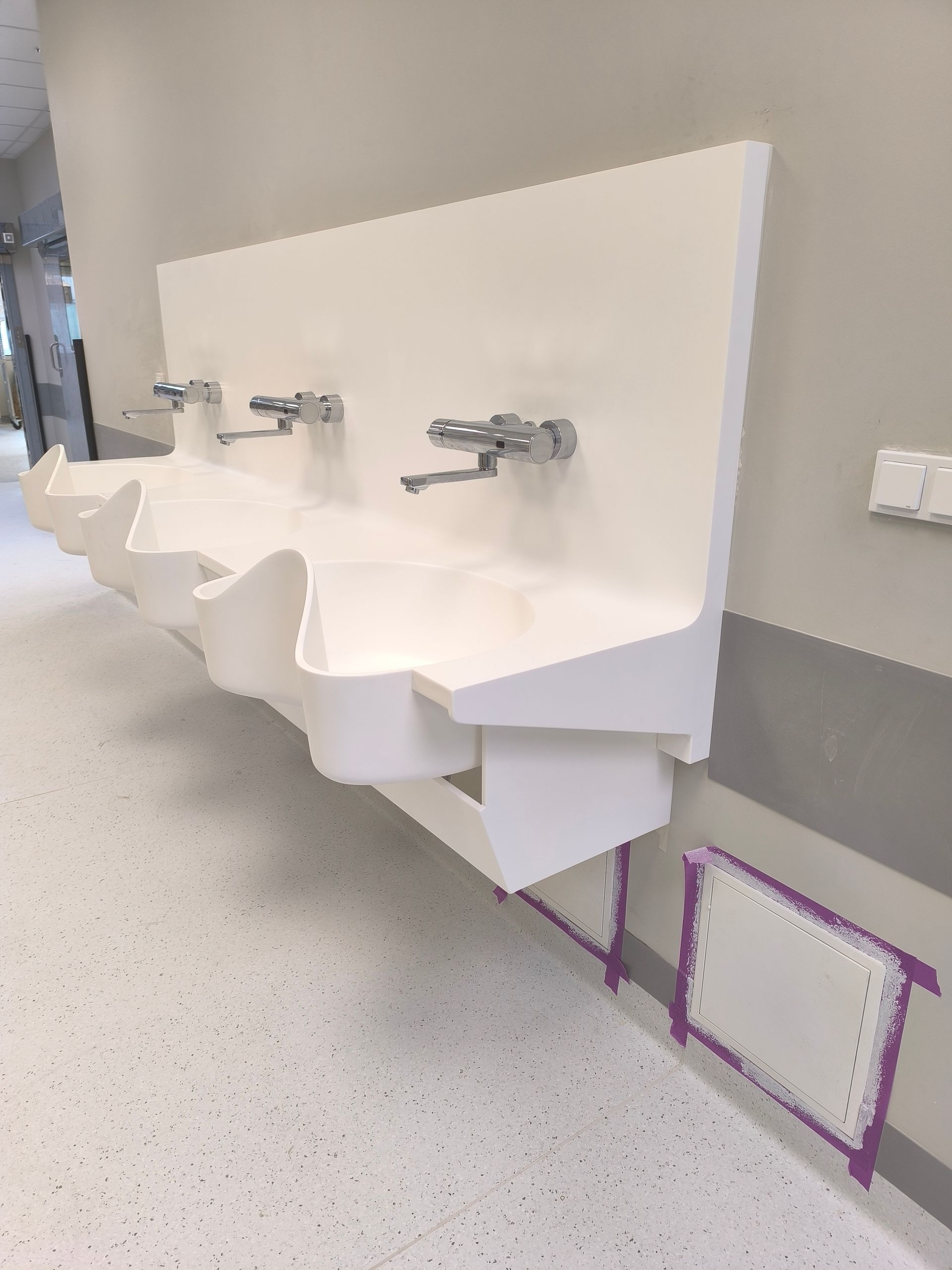 Vannas istabas virsmas no mākslīgā akmens